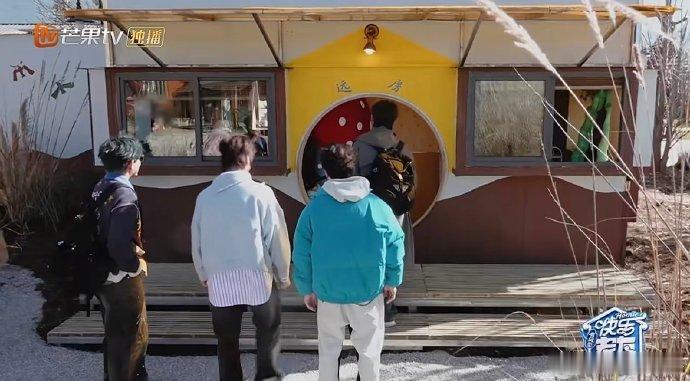 张远的远房亲戚都可以来住了快乐老友记张远的新窝也太温馨好看了吧，空间宽敞布置又有