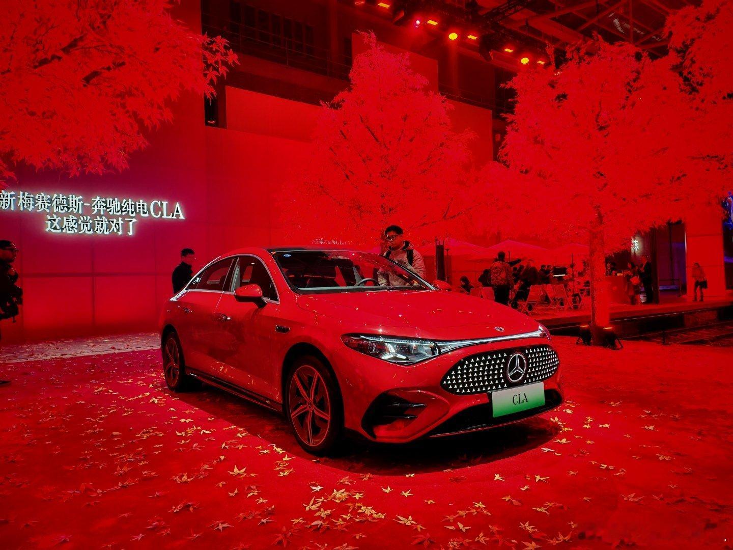 把发布会舞台搭在铁轨上， 这感觉，全新 奔驰CLA来了全新奔驰纯电cla  ​​