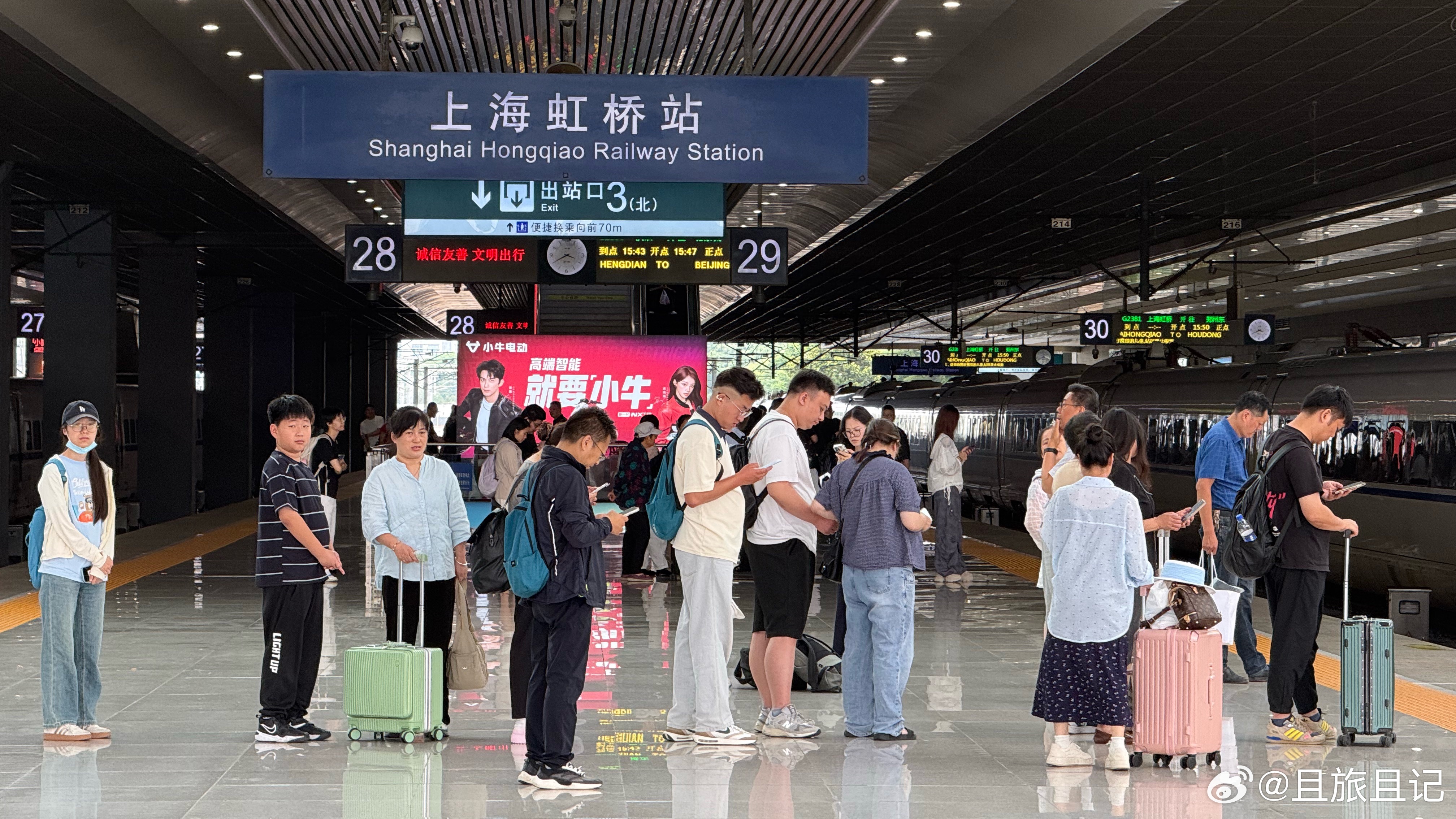 上海虹桥站，站台上排队等车的乘客。 上海·上海虹桥站