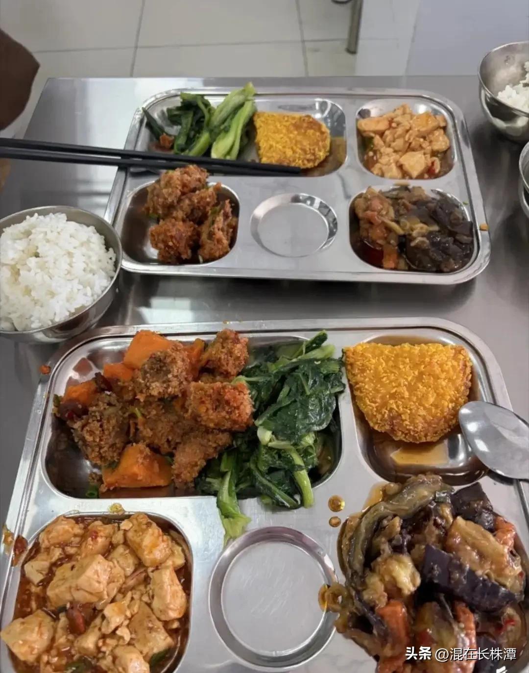 没想到，长沙企业的伙食竟如此出色！
近日，有网友曝光了长沙望城某企业食堂的伙食情