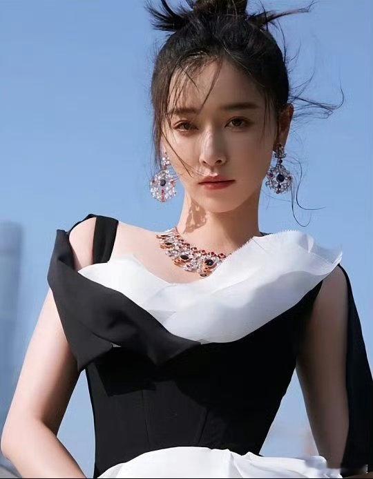 阚清子本人就是4K世界杯想看得清就看阚清子 要么不熬夜追世界杯，要看就要看得明明