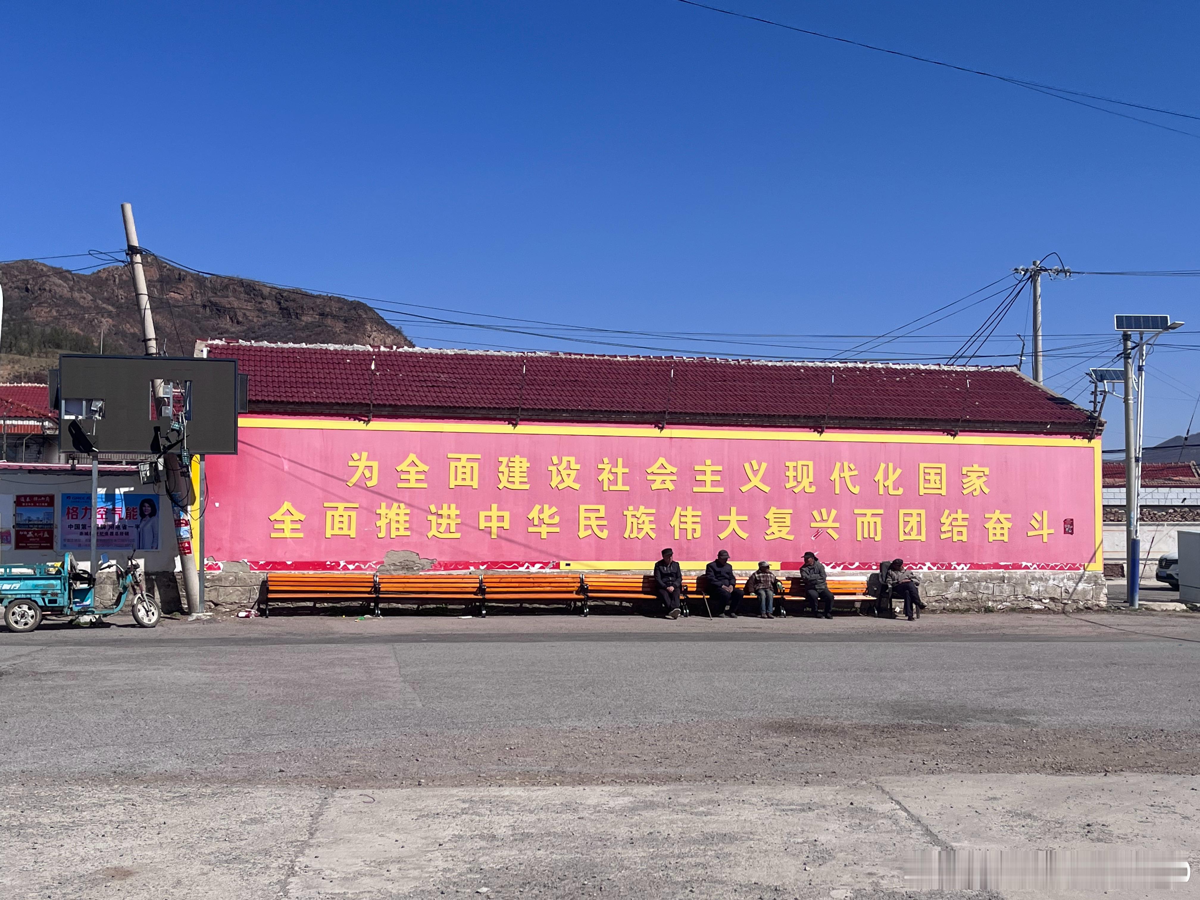 以后的生活，坐在墙边，晒着太阳。现在这环境，应该都不用年纪大吧 张家口·三道川乡