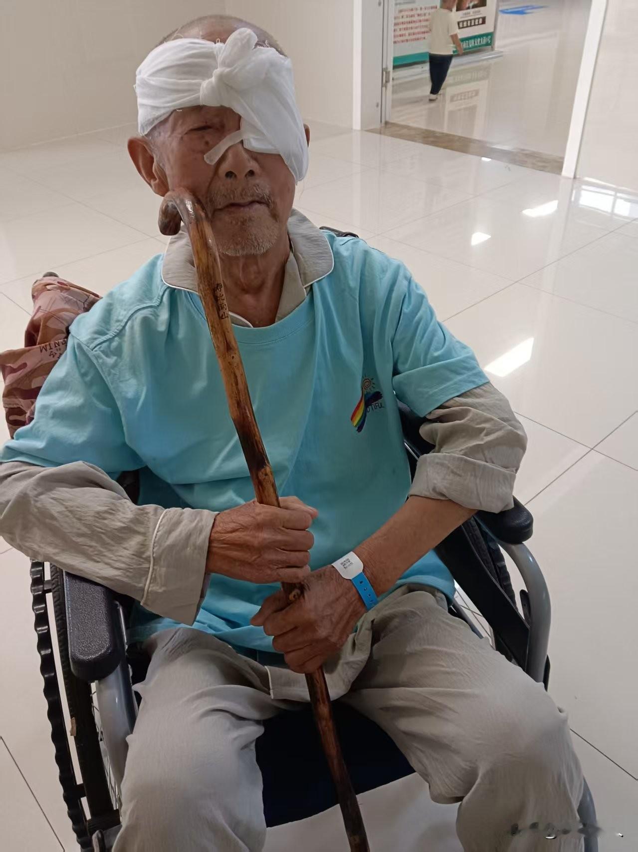 八十七岁的父亲担心仅存的一只眼睛失去光明，勇敢地去医院做了眼部手朮，很多人说这么