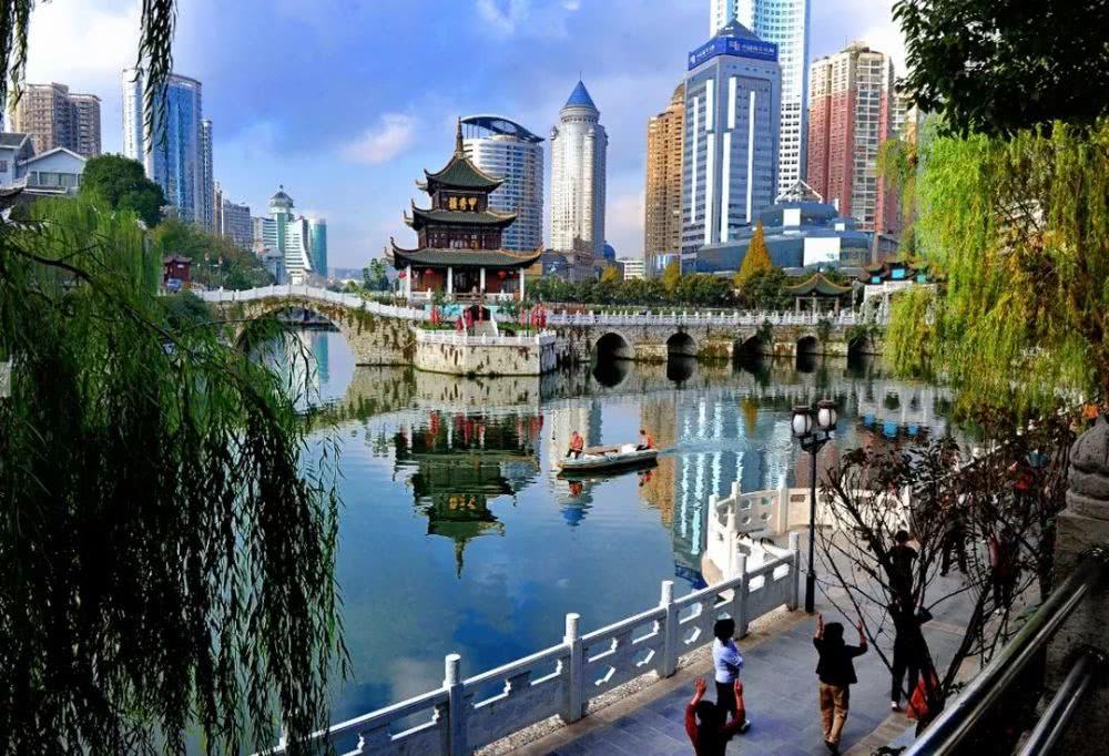 黔中六月：在云雾与绿意之间 (组诗)

一、抵达：湿润的呼吸

飞机穿过云层，像