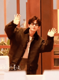 成毅出发湖南跨年  湖南跨年晚会彩排路透 成毅抵达海口，路透中帅气依旧，挥手打招