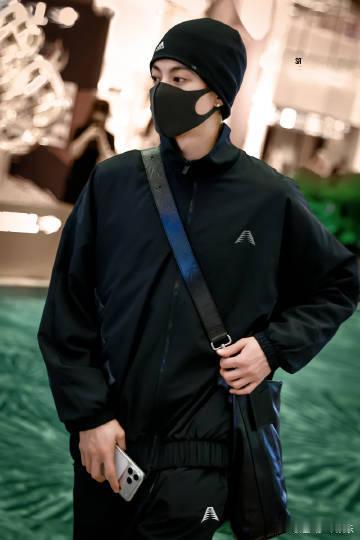 王鹤棣好长一条人 出发即焦点！全黑造型尽显优越身段，好长一条人自带强大气场，奔赴