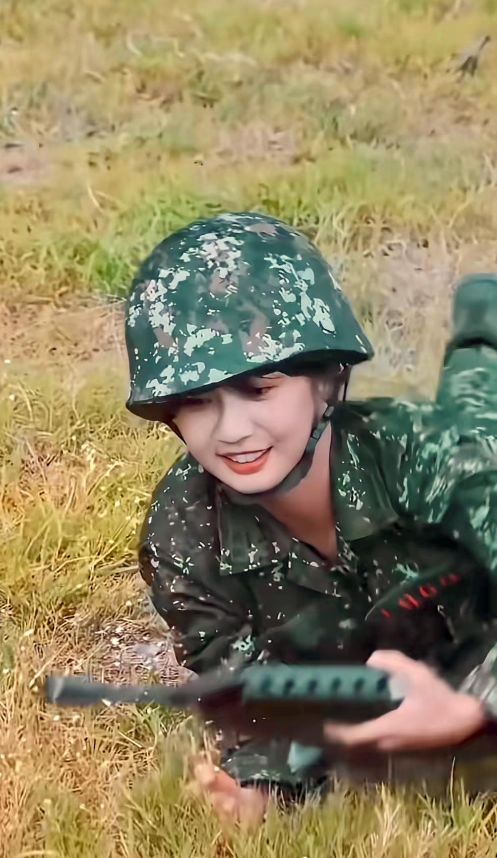 网友发的台湾一名草莓兵的照片，论颜值确实很漂亮，好在台湾当兵的服役期不会很长，她