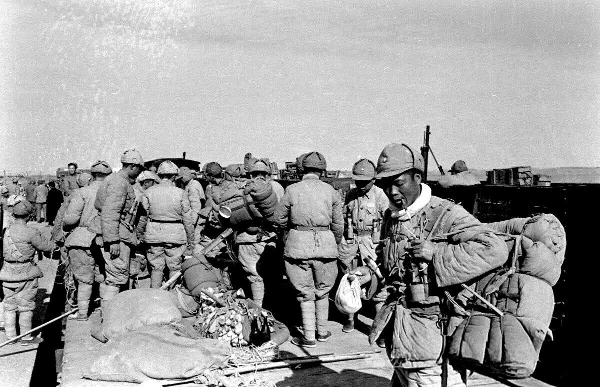 1948年，淮海战役（徐蚌会战）期间的国军历史影像！
脱下军装，大概率双方都是农