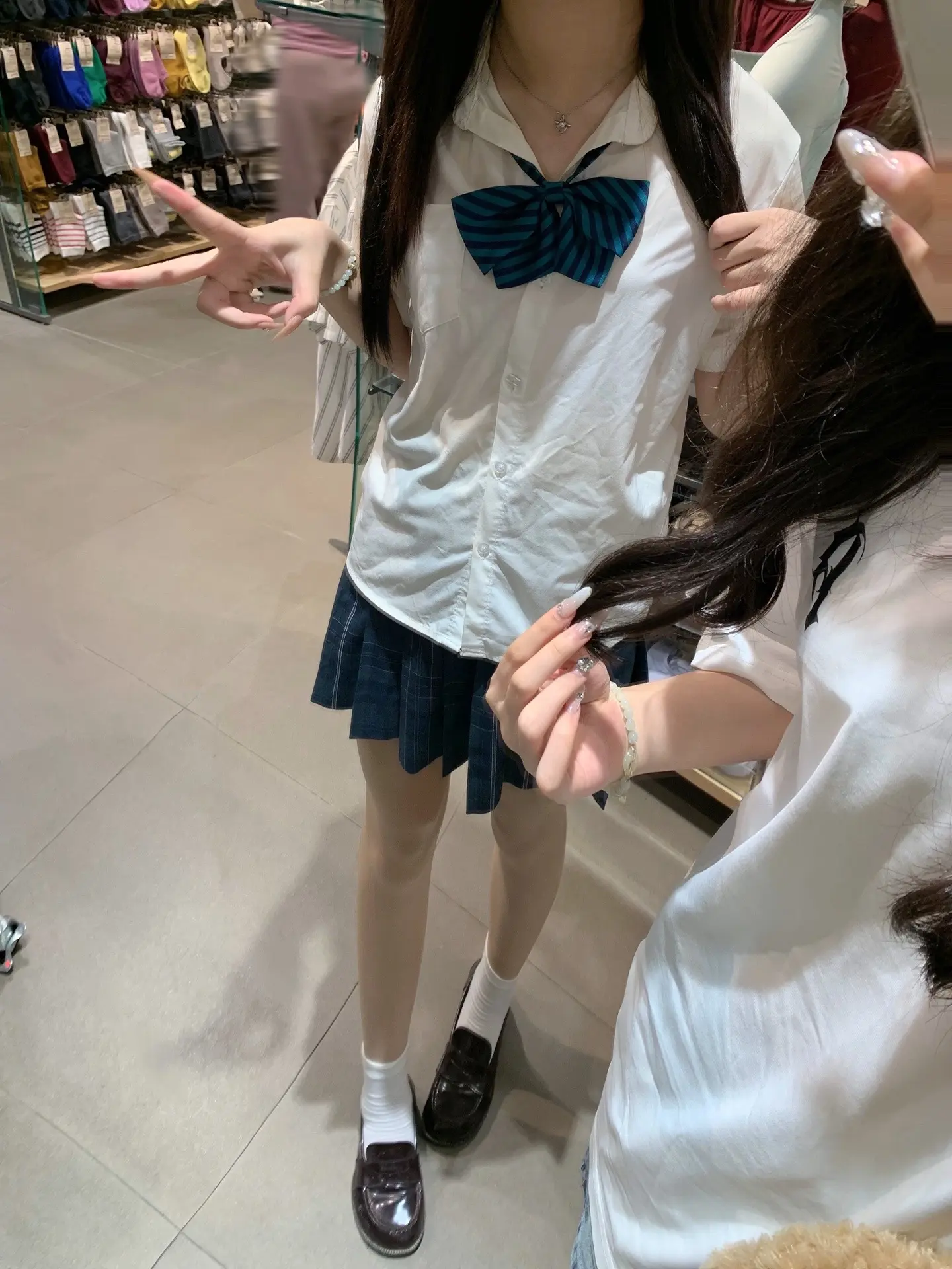 那些聊到凌晨的夜晚 心和手机一样烫 我以为我们是永远
