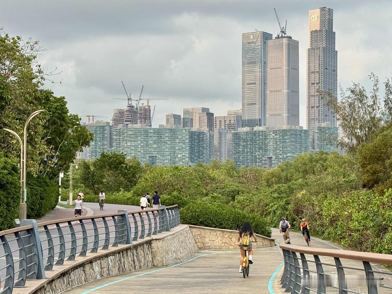四月的深圳湾，简直是一幅绝美画卷。此时的深圳湾气温舒适，平均温度在25℃左右，阳