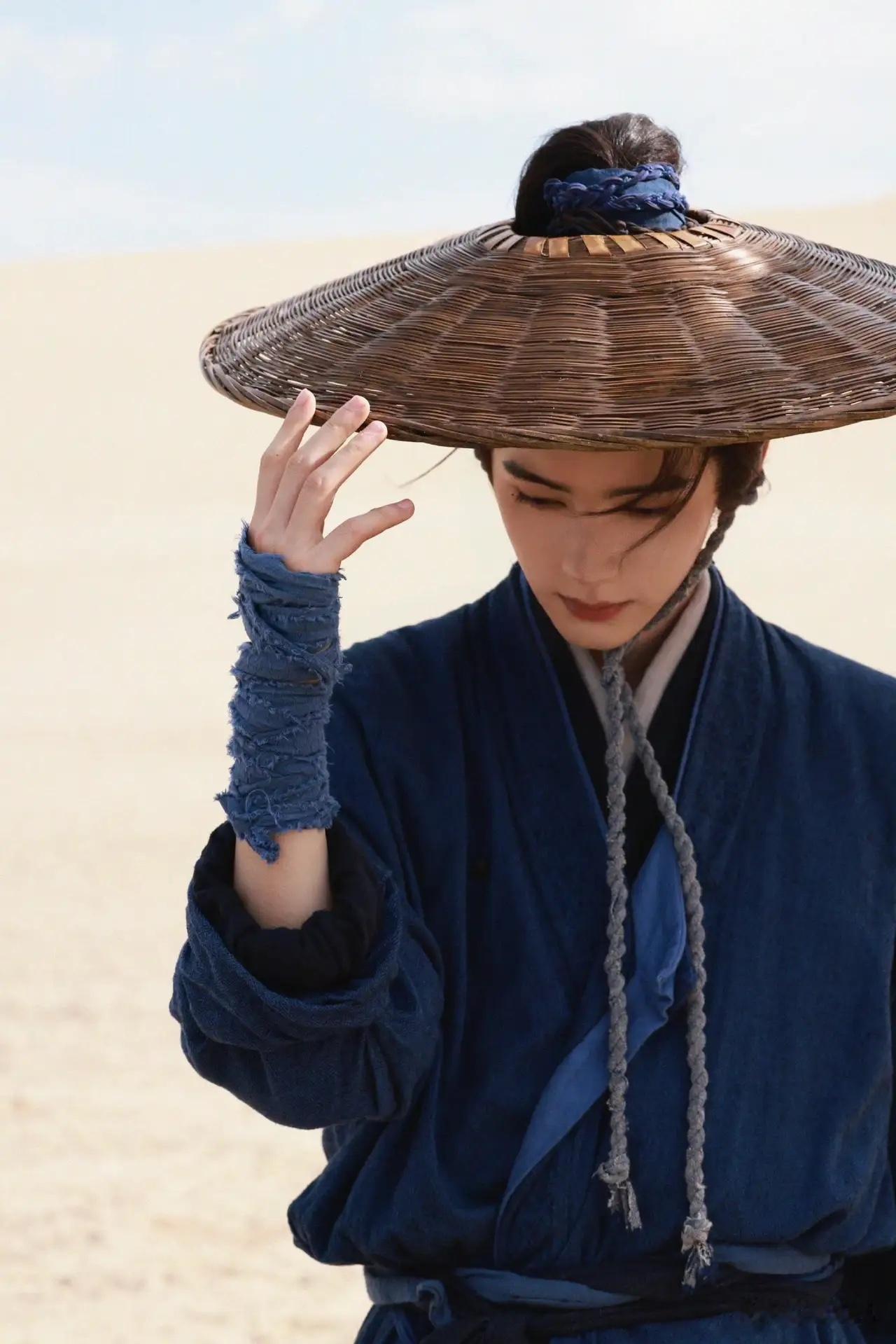 《翘楚》这剧其实看着还行，陈都灵演的楚朝挺有代入感的，尤其是她眼里的那股韧劲，挺