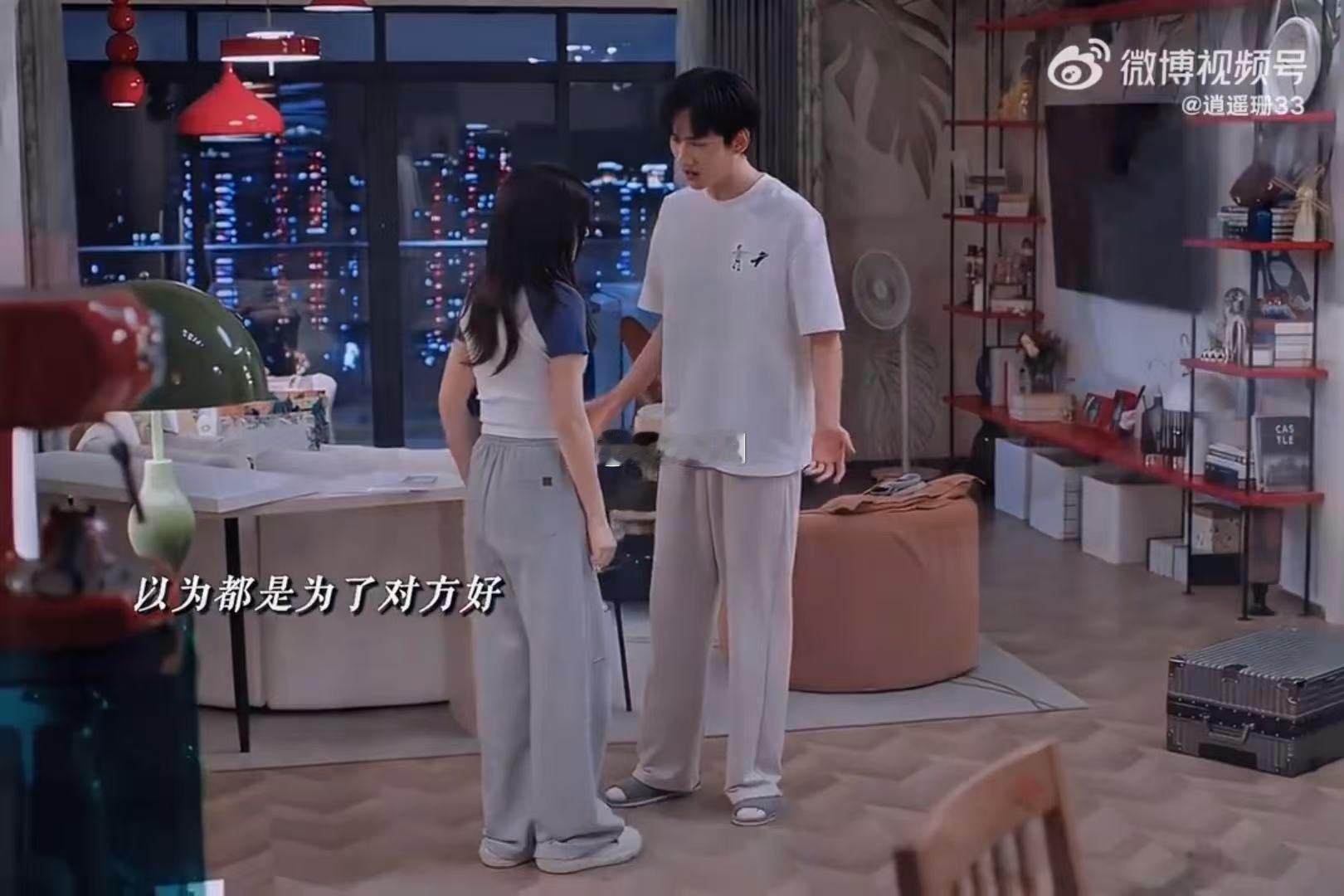 周柯宇声比人先碎了 他的声音像是被风吹裂的玻璃，表面完整，内里早已布满裂痕。周柯