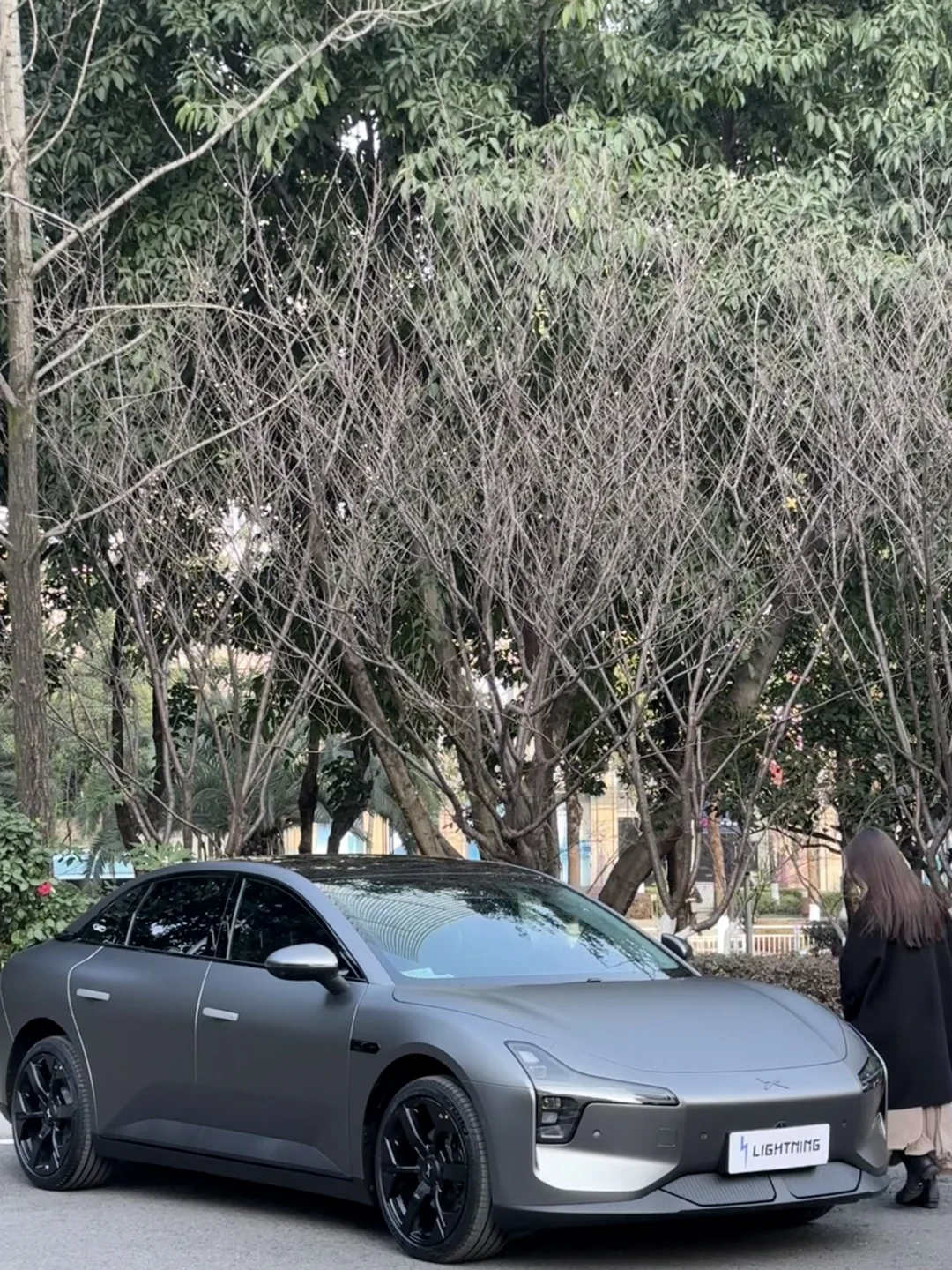 小鹏MONA AMG山灰｜唤醒赛道的沉寂基因