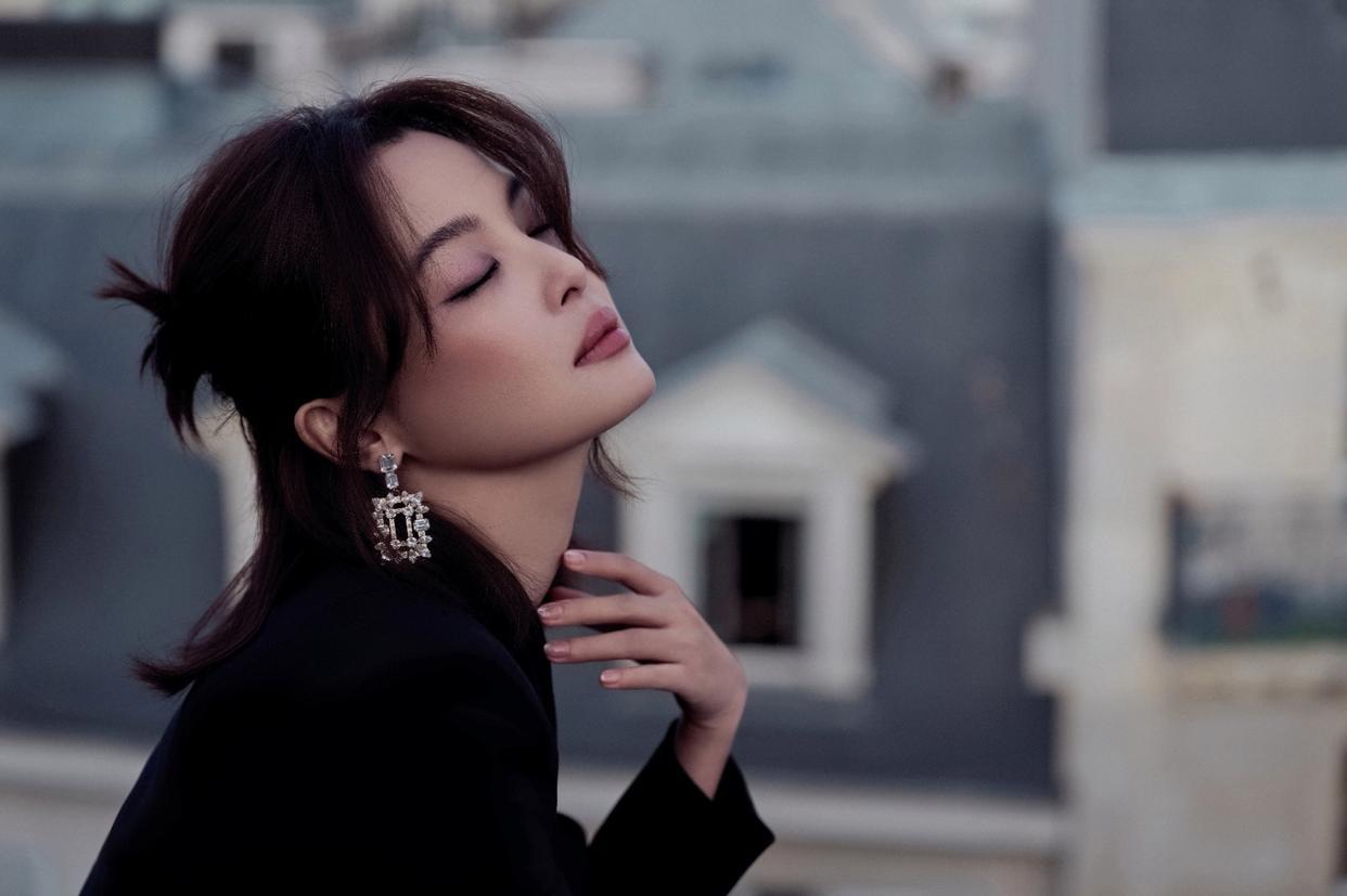 辛芷蕾身着一身黑调造型，在法式建筑的轮廓里，写下了一首关于女性力量的视觉诗篇。这