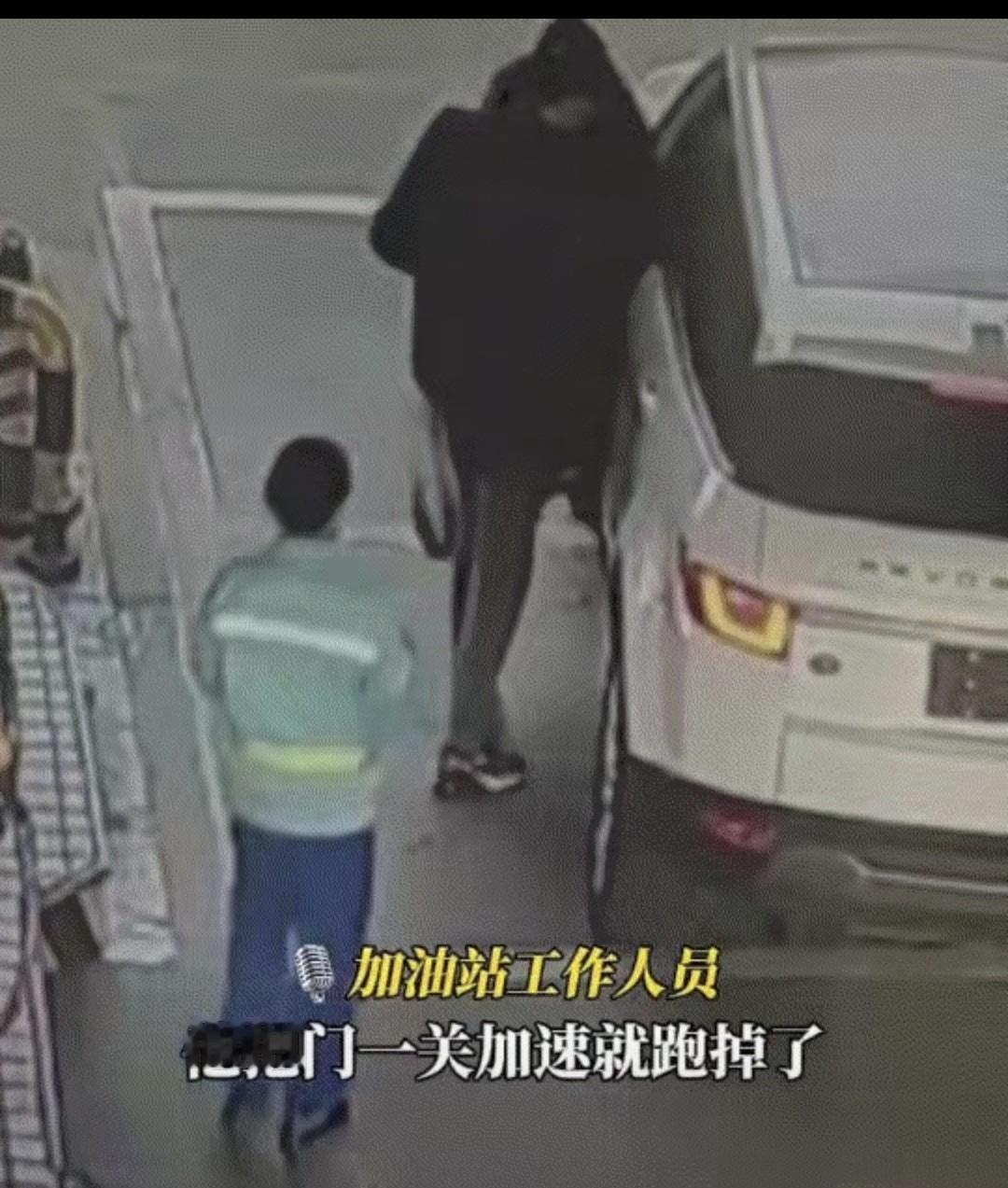 出乎预料了，江西九江，一名男子开着路虎去加油站加油，但工作人员为其加油时，就觉得