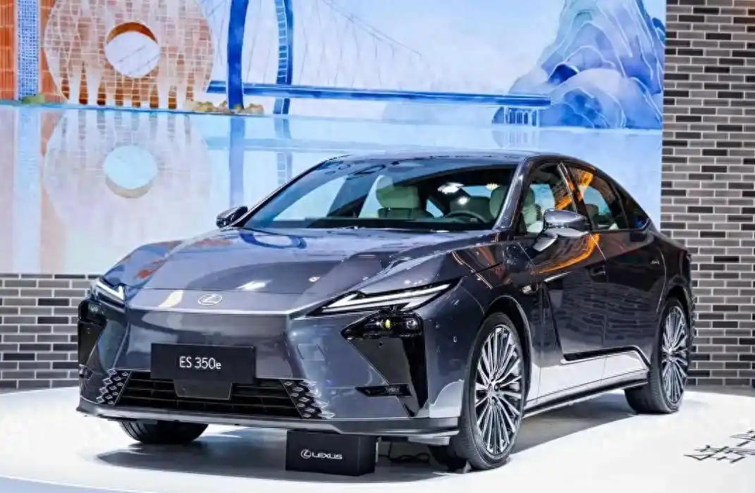 近日，雷克萨斯确认：第八代ES将在四月份上市，“昔日大网红”豪华轿车的大换代，相