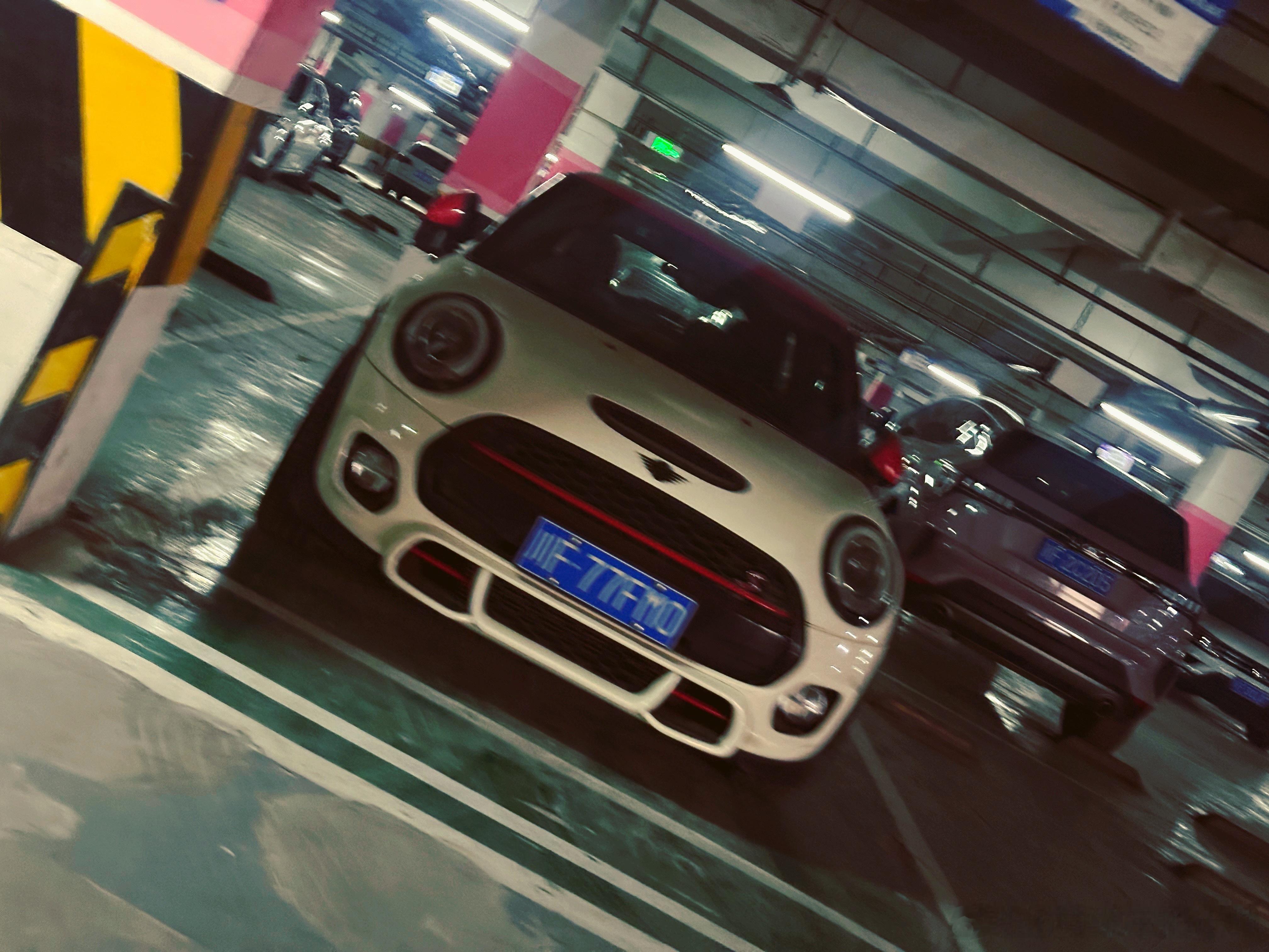开开老旧MINI，听着喜欢的歌，打开车窗，打开排气，爽~[酷][酷][酷]米帅的
