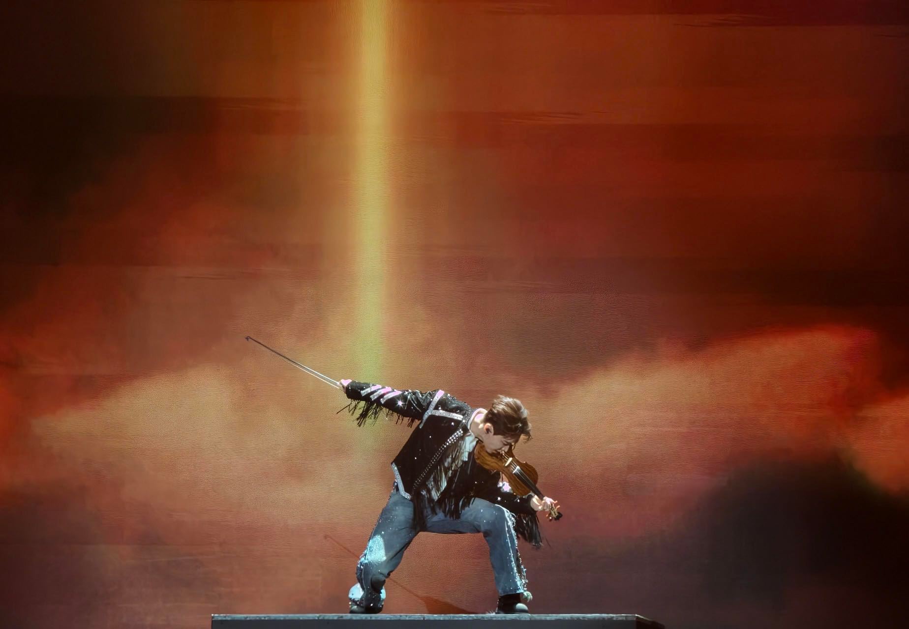 刘宪华嗓子唱哑了刘宪华在舞台上超拼，即便嗓子唱哑，也要给大家最好表演。这般对舞台