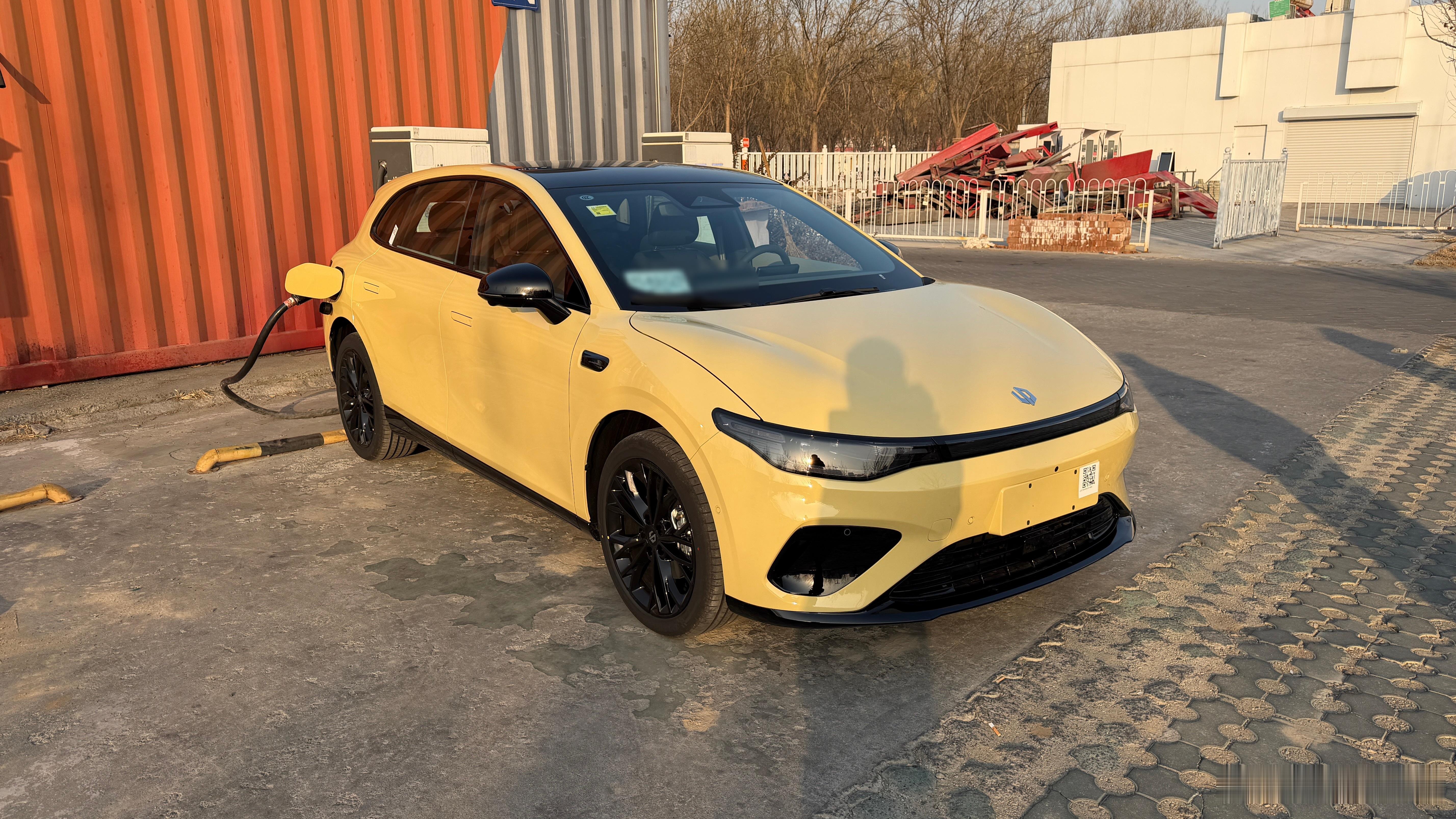 给三辆车都充满电，明天跑长途，谁会先挺不住？🙈 