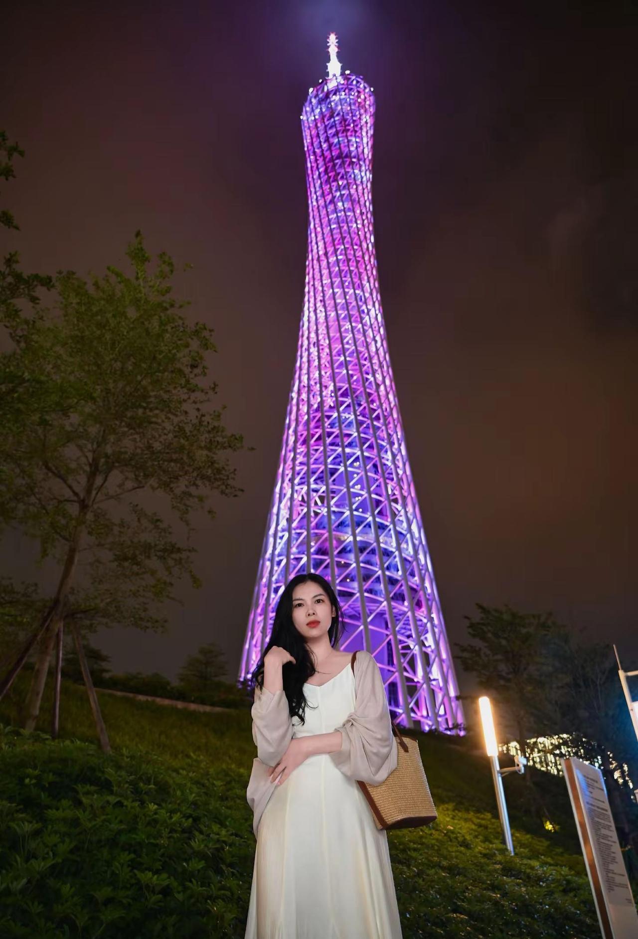 再见了广州 我还会再来的。哈哈哈哈哈终于见到课本里的广州塔啦，比照片里好看一万倍