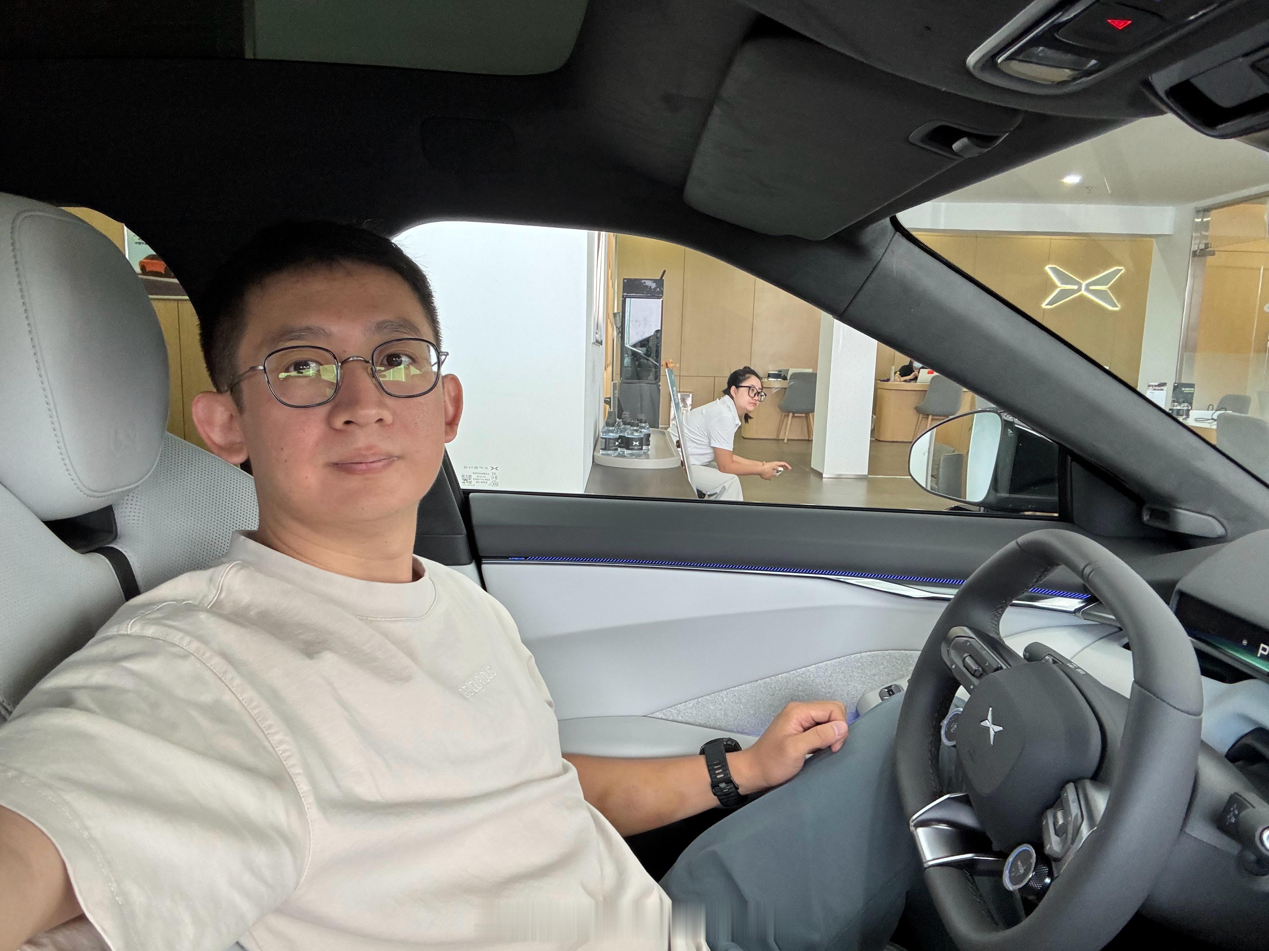 提个车，天气真好啊。再不提都赶不上二路汽车了小鹏p7车主时尚出街 ​​​