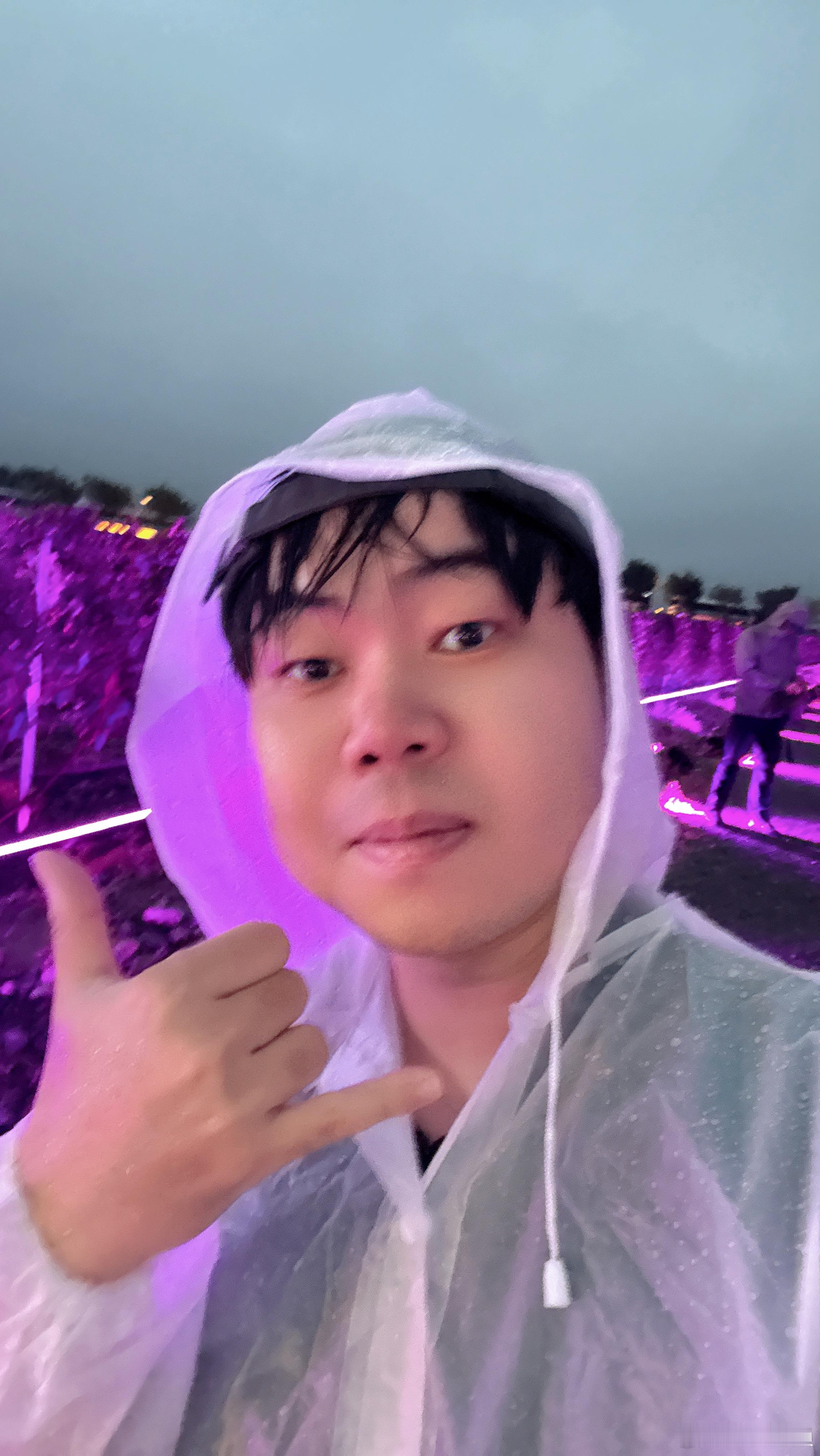 是谁离倪妮那么近，噢是我[酷]  ​​​