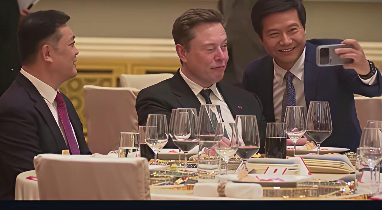 马斯克这小表情啥意思？
马斯克在今天的晚宴上人气很旺，在晚宴进行中，不少人到马斯
