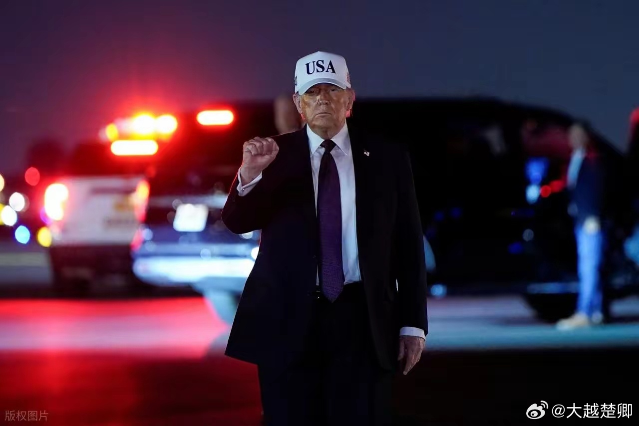 特朗普呼吁伊朗人趁势造反，他说这是伊朗几代人里唯一争取自由的机会。 