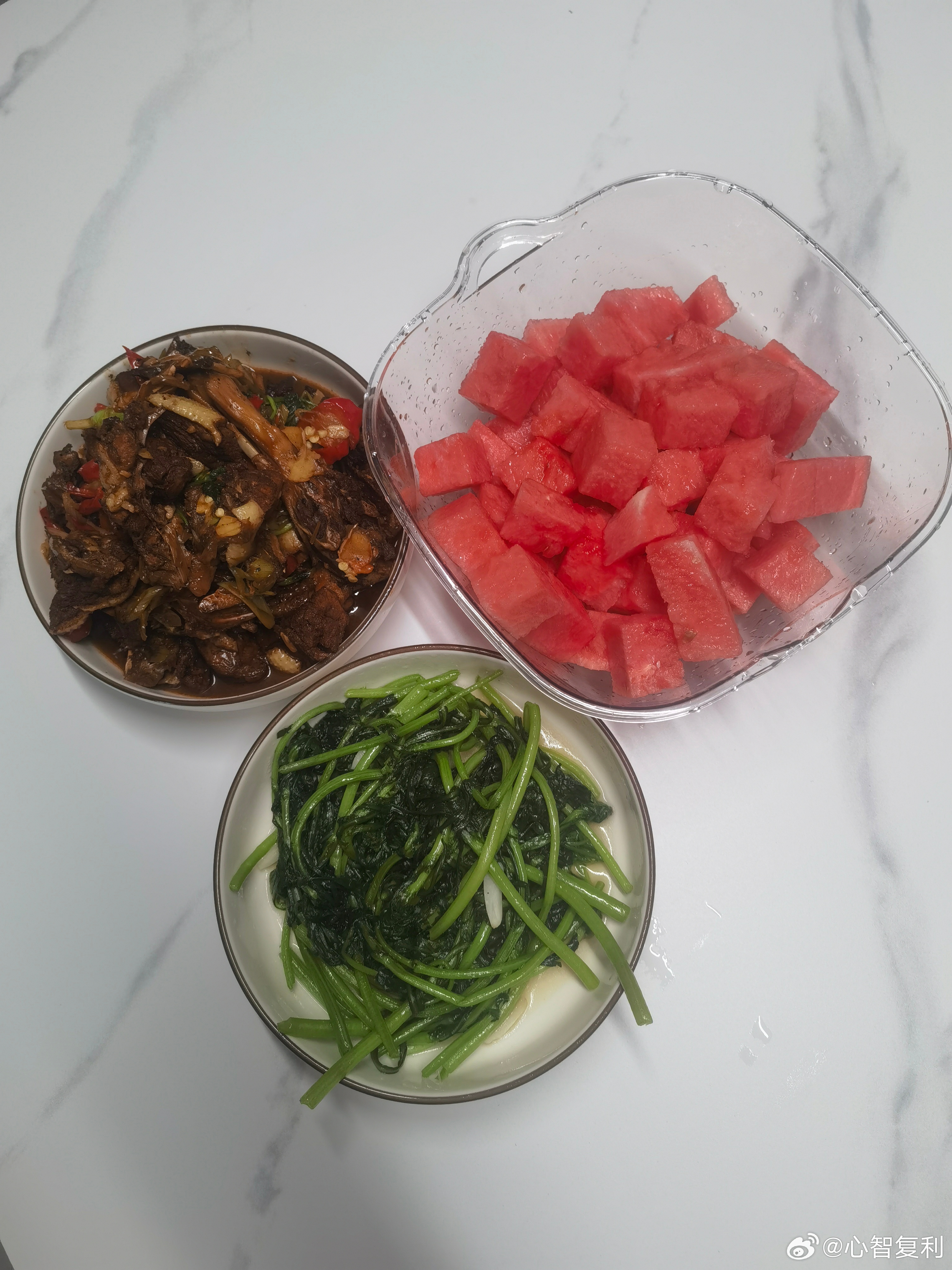 晚上吃大餐啤酒鸭 清炒皇帝菜 冰镇西瓜好好享受  周六晚上美好时光 