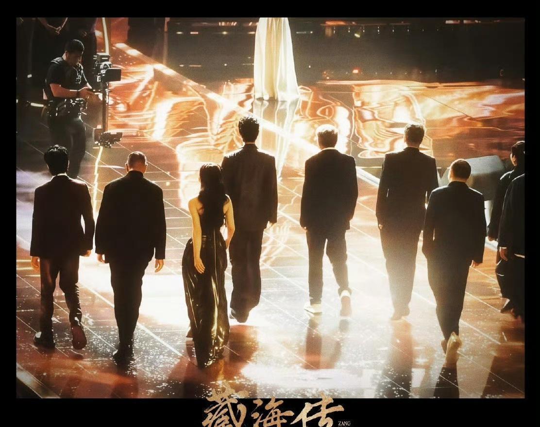 29岁，压轴给郑晓龙颁奖。
台下坐满了导演和老戏骨。
郑晓龙只评价他两句话：有股