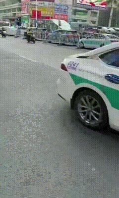 看了这视频又一次刷新认知！
一个过路女子看到马路中间躺个人，她似乎担心什么，叫着