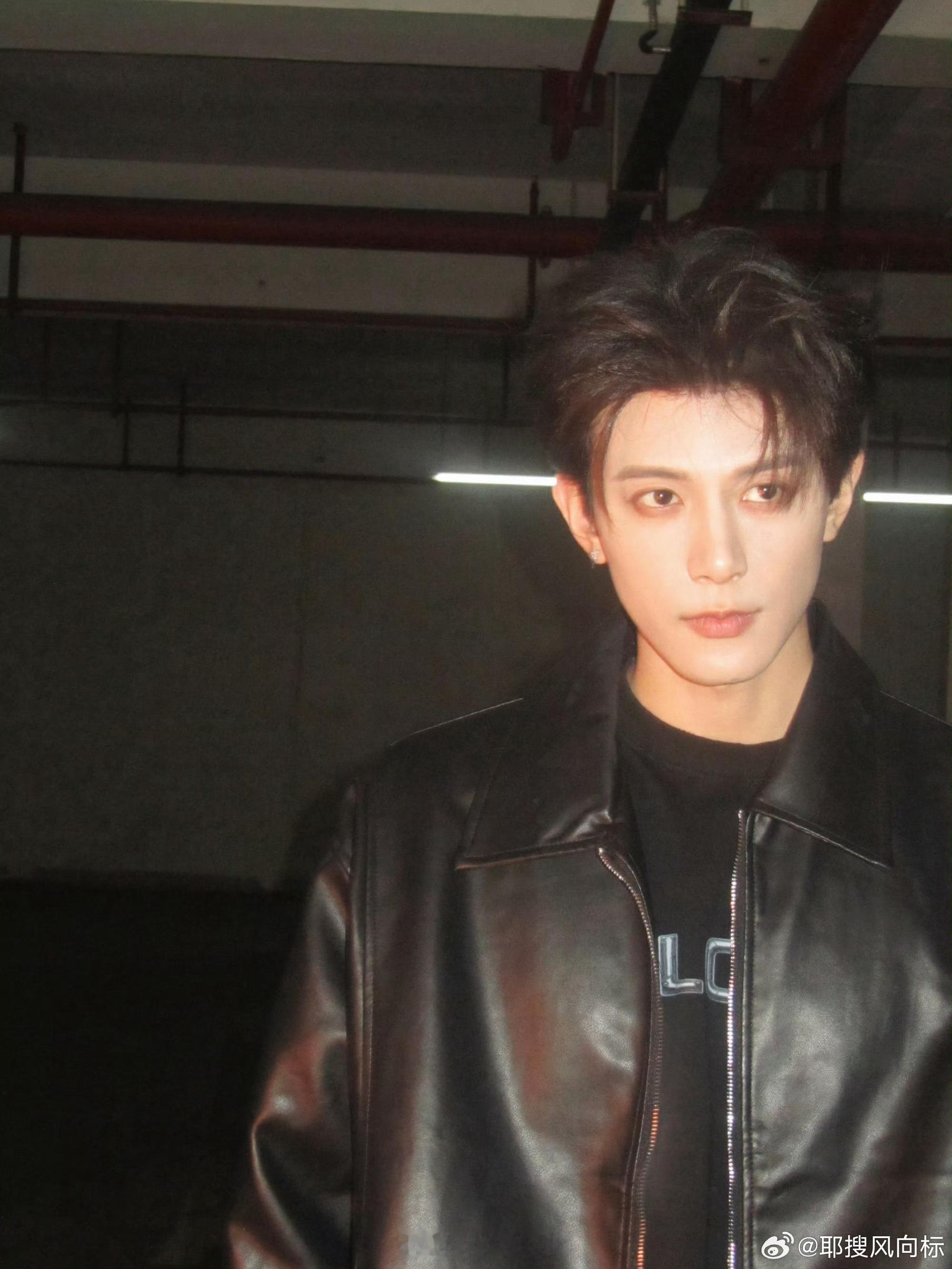 邓凯回应肩膀怎么这么窄邓凯回应窄肩 邓凯回应窄肩：“要不再练练？” 