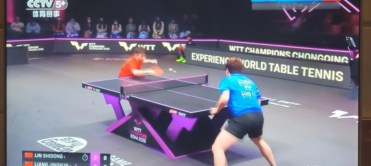 林诗栋4:2战胜队友梁靖崑，晋级四强。
林诗栋一侧十来个女球迷到现场观赛，没有喊