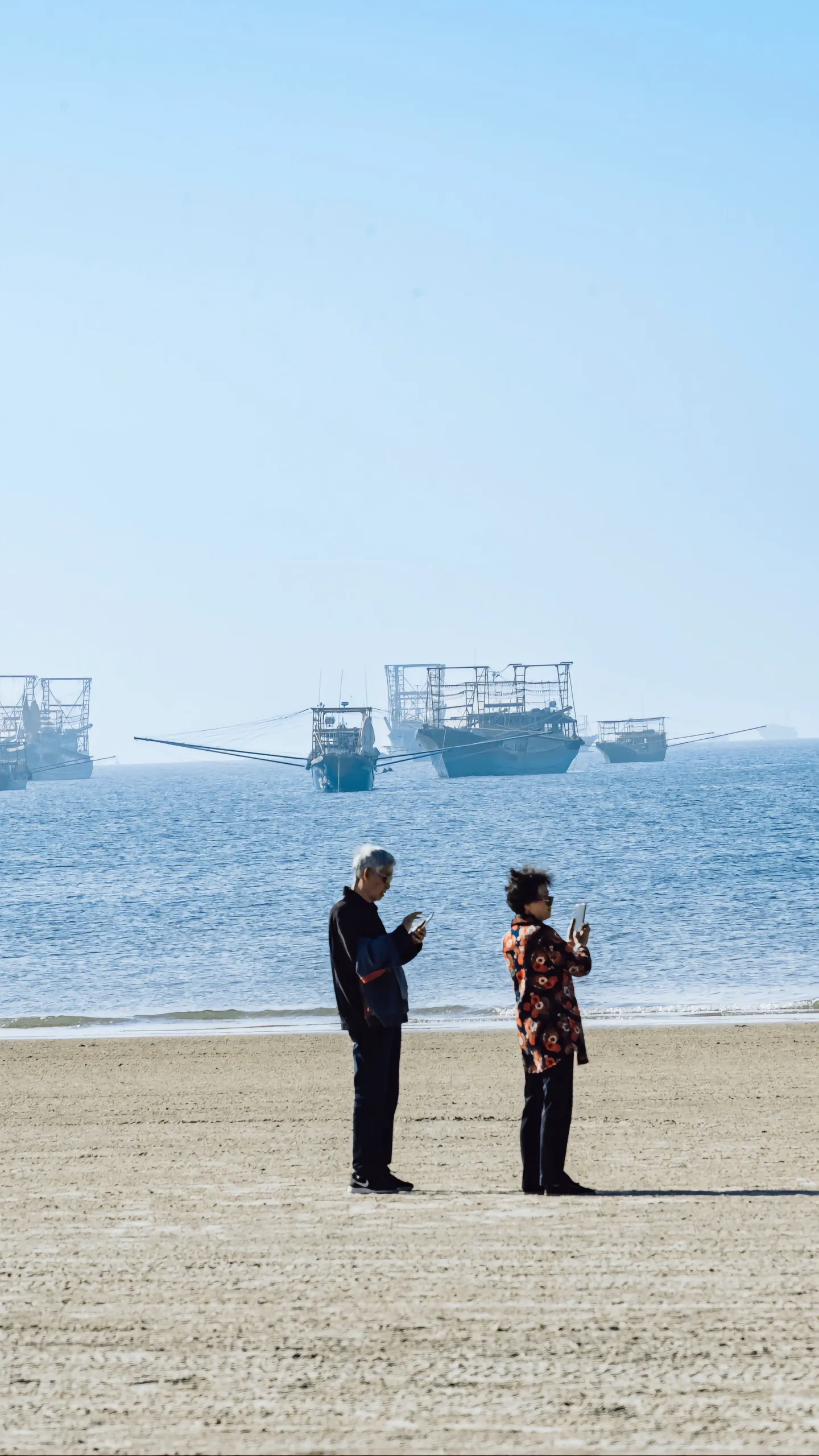 冬日北海拍照打卡好去处。🌟打卡北海的浪漫海滩，这里真是太美了！😍 蓝天、碧海、风车，一切都是那么梦幻！🌈 在北海银滩，沙滩细腻柔软，走了一整天脚都不痛！👣  
还有许多漂亮的船只停在海岸边，花儿也五彩斑斓，草坪上有个超级酷的秋千，可以荡到大海边！🌊 想要拍照的话，不能错过风车和热气球！第二个不能错过的是荡秋千拍个背影，还有和船只合影，最后在沙滩上奔跑的瞬间也要留下美好的回忆！💫  
地点：导航喜来逢大酒店，穿过酒店大堂就可以看见这片浪漫的大海了。 
快来北海银滩，感受冬季大海的魅力吧！
