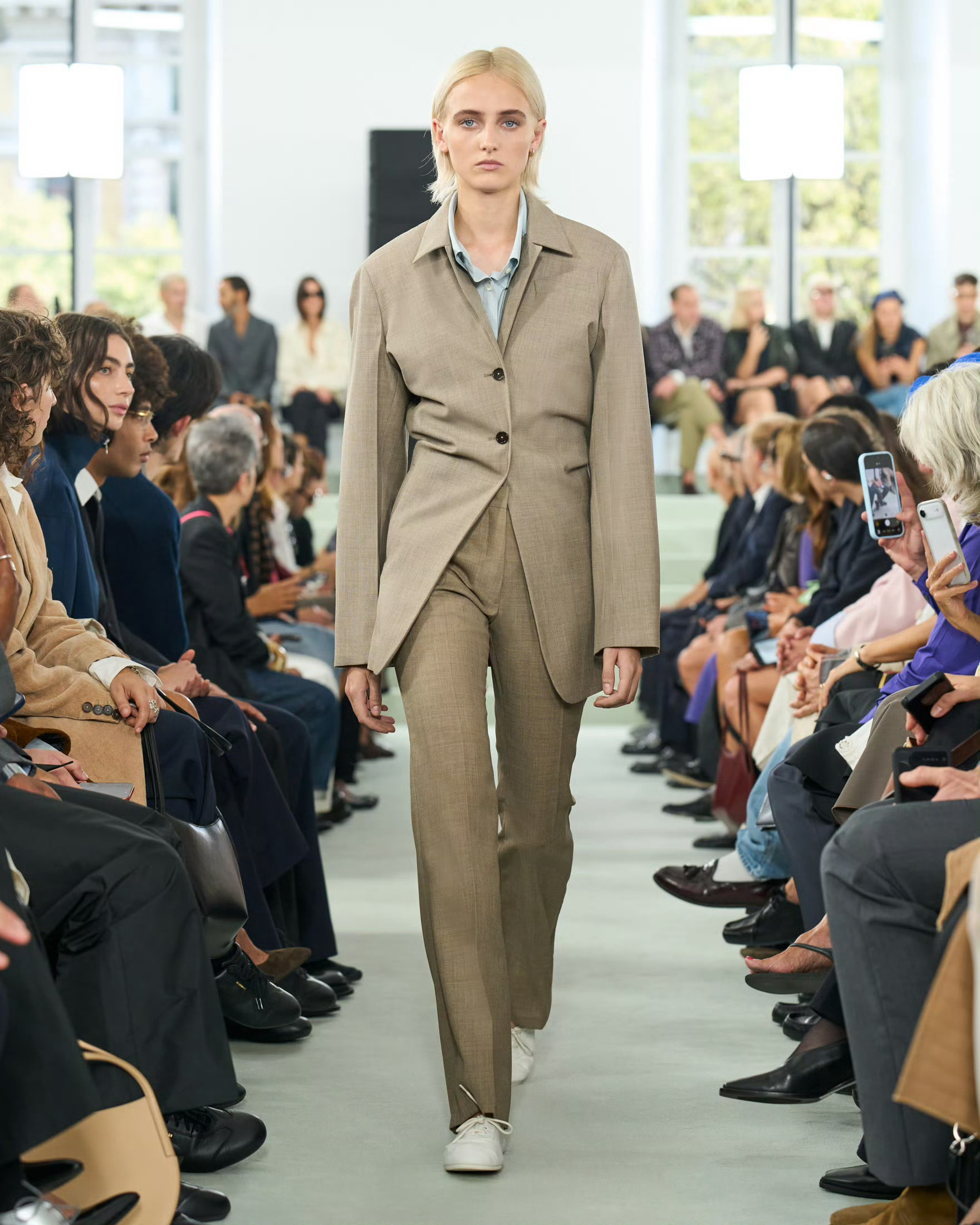 JIL SANDER 2027春夏系列发布会由创意总监 Simone Bello