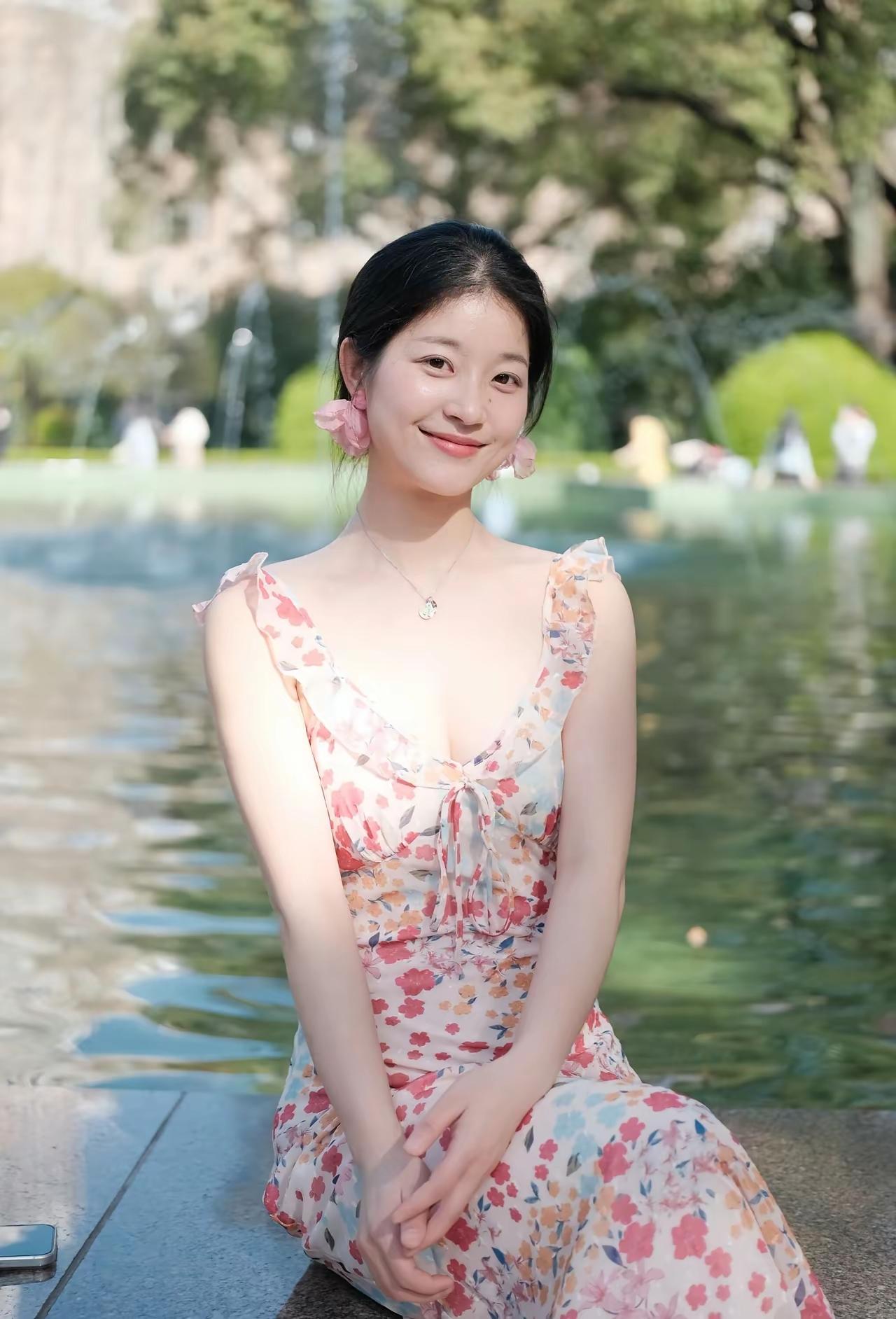 其实，它们更像是一种感觉。漂亮，是视觉上的惊艳，让人想远远欣赏；可爱，却是一种想