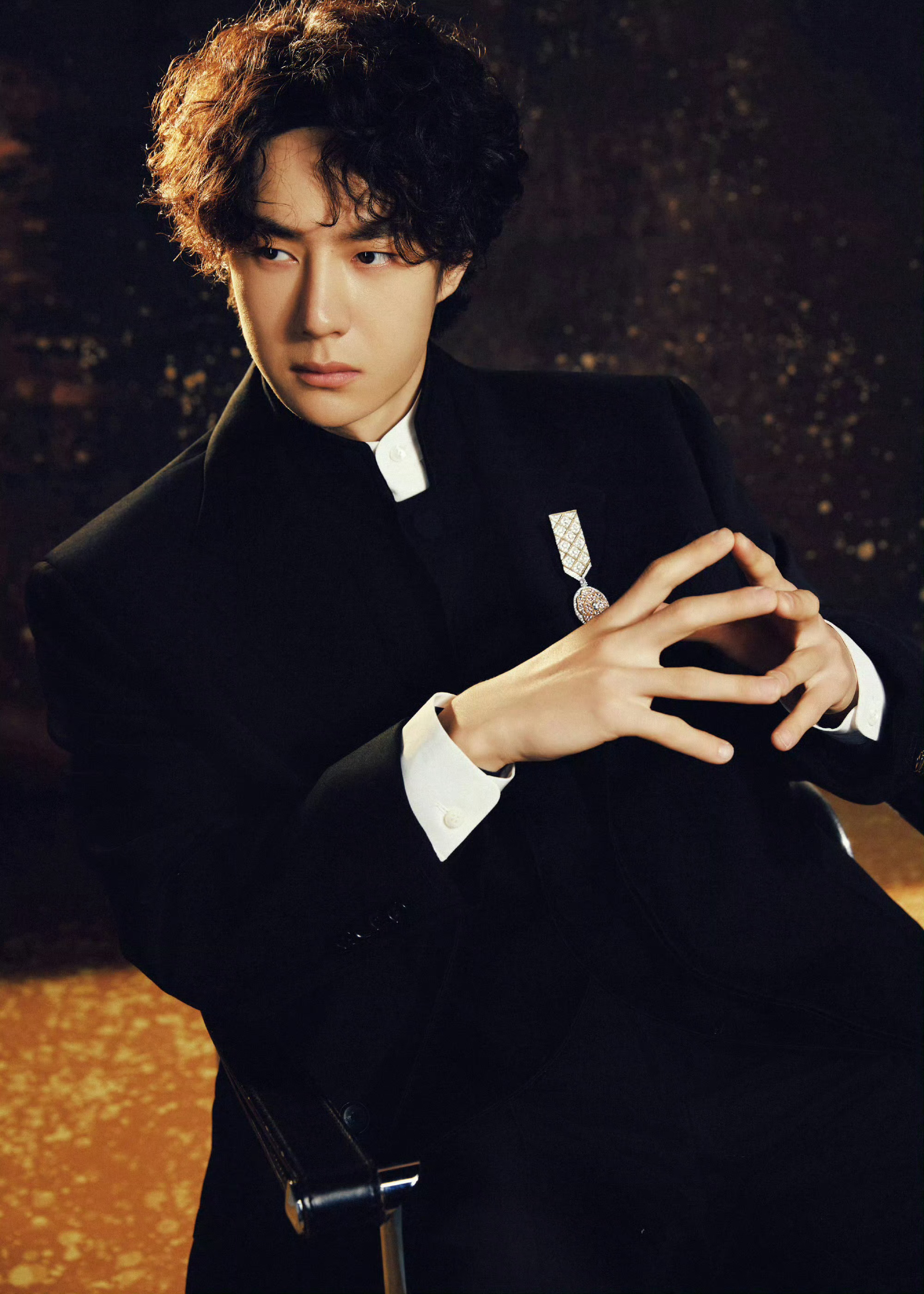 今日，出席微博之夜的王一博｜造型，身穿黑色立领套装礼服，脚穿闪亮鞋履，佩戴CHA