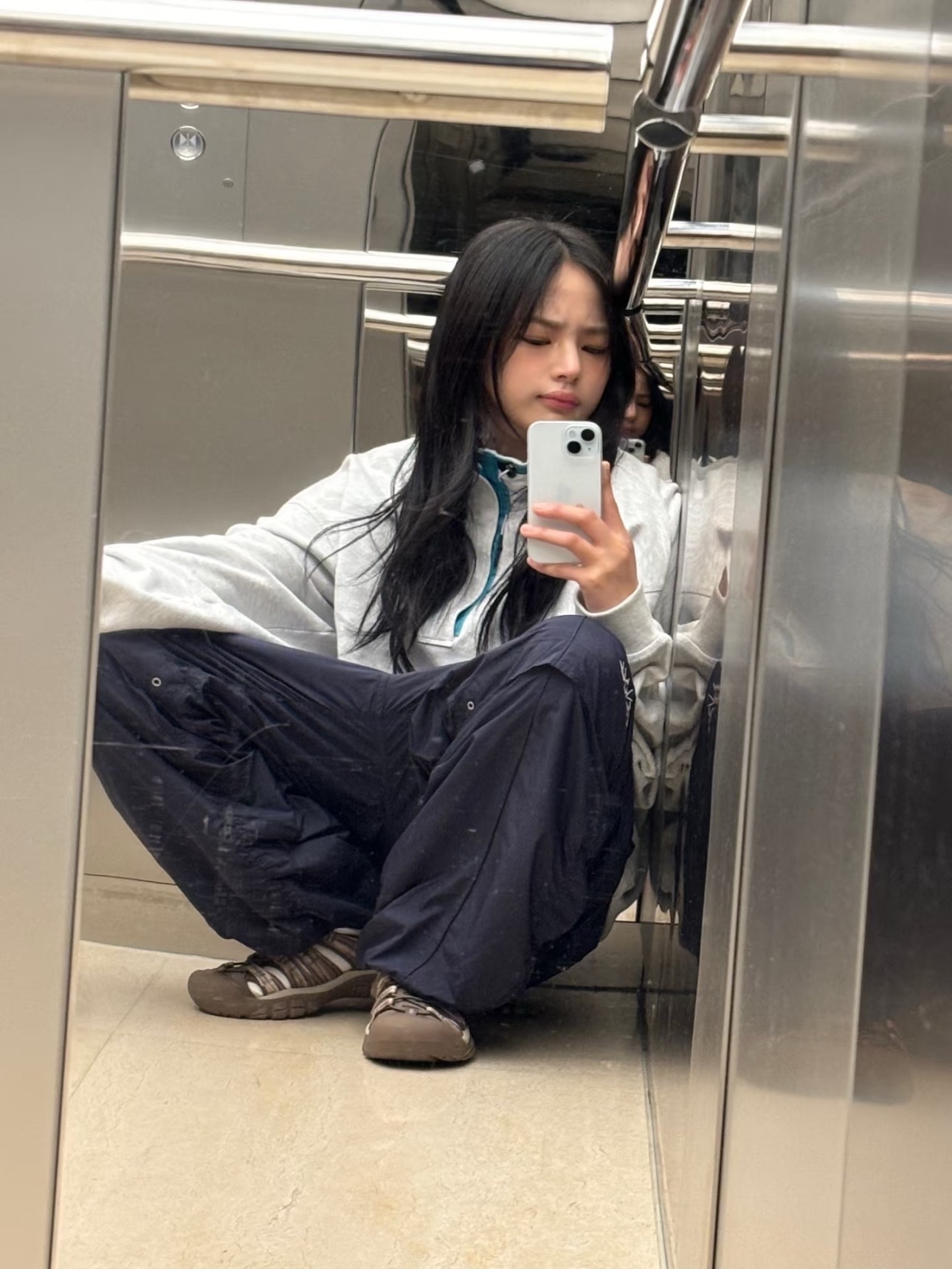 名字：金玟池年龄：凭什么告诉你性别：女生日日期：凭什么告诉你身高：凭什么告诉你星