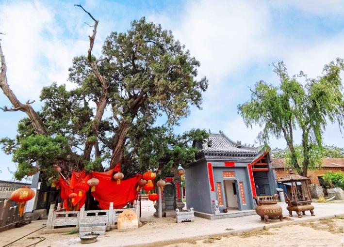 《仓西村祖传世医李兰亭》
（下面为我收藏的中医古籍）
      李兰亭（1817—1899），仓西李氏十五世人，系名医李景荷之后，祖传第二代世医。他自幼随父行医，一生治愈过不少疑难杂症，在东站镇很有名气。乡人曾赠与《儒术天心》金匾一方。
      光绪三十年，大井沟牛姓搭台唱戏，一些无知村民到李氏祖坟上大小便，李氏族人劝解，他们反而不听，最后发生群殴，随之有三年之久的官司纠葛，东山牛状元出面，李氏初审败诉。李氏联合涉村、荆枝沟同姓子孙，各派代表上诉到陕州，数月无果，一天，兰亭公等三代表看到衙前征医告示