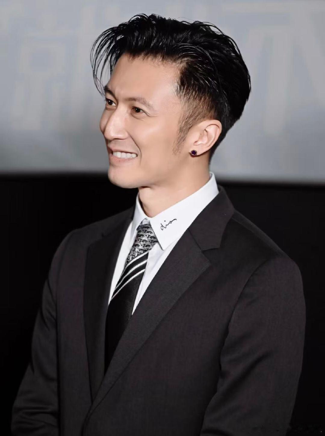 谢霆锋吃炸蛋笑容偷偷藏不住什么炸蛋让谢霆锋嘴角成这样了 老话诚不欺我，想要打动一