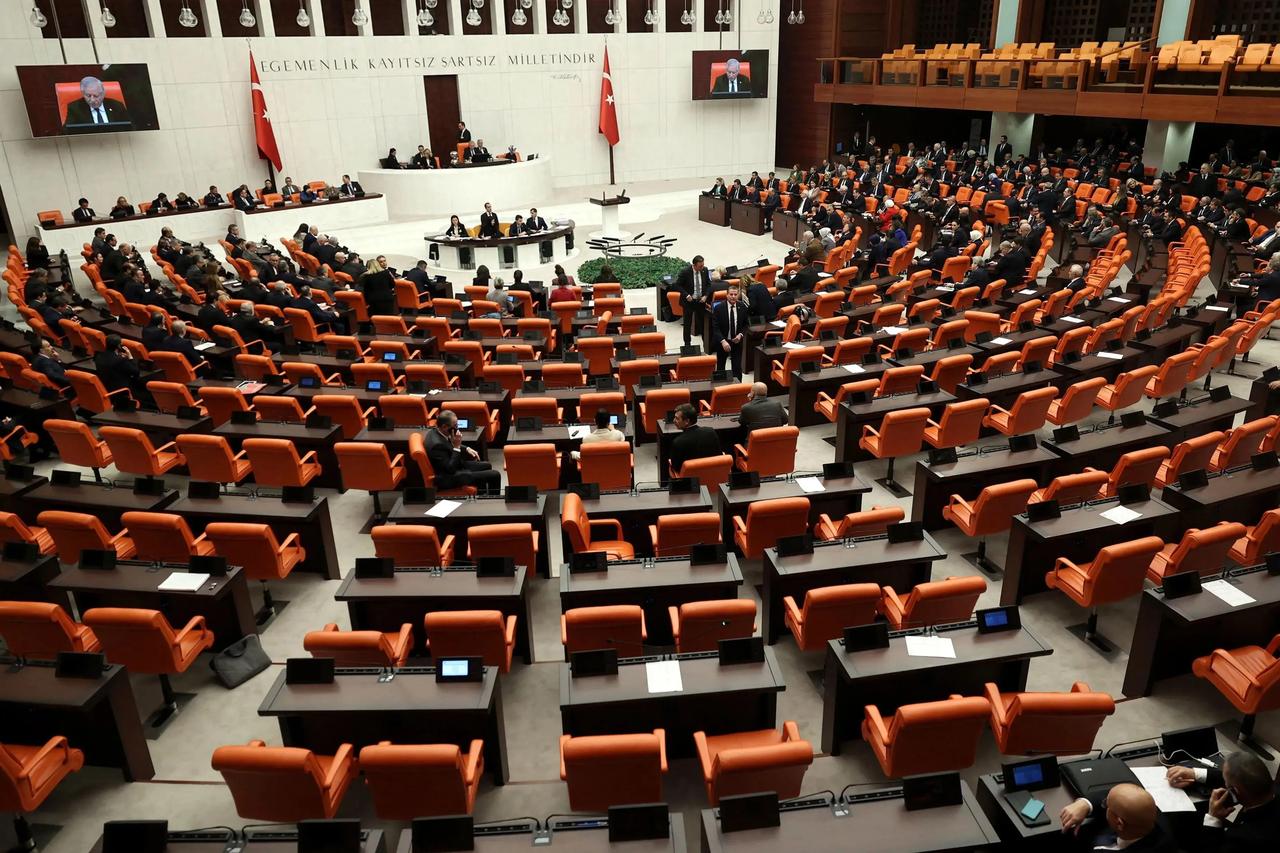 炸锅！
 
17国公开反水，
 
提议解散北约，建立“中俄土伊”联盟？
 
安卡