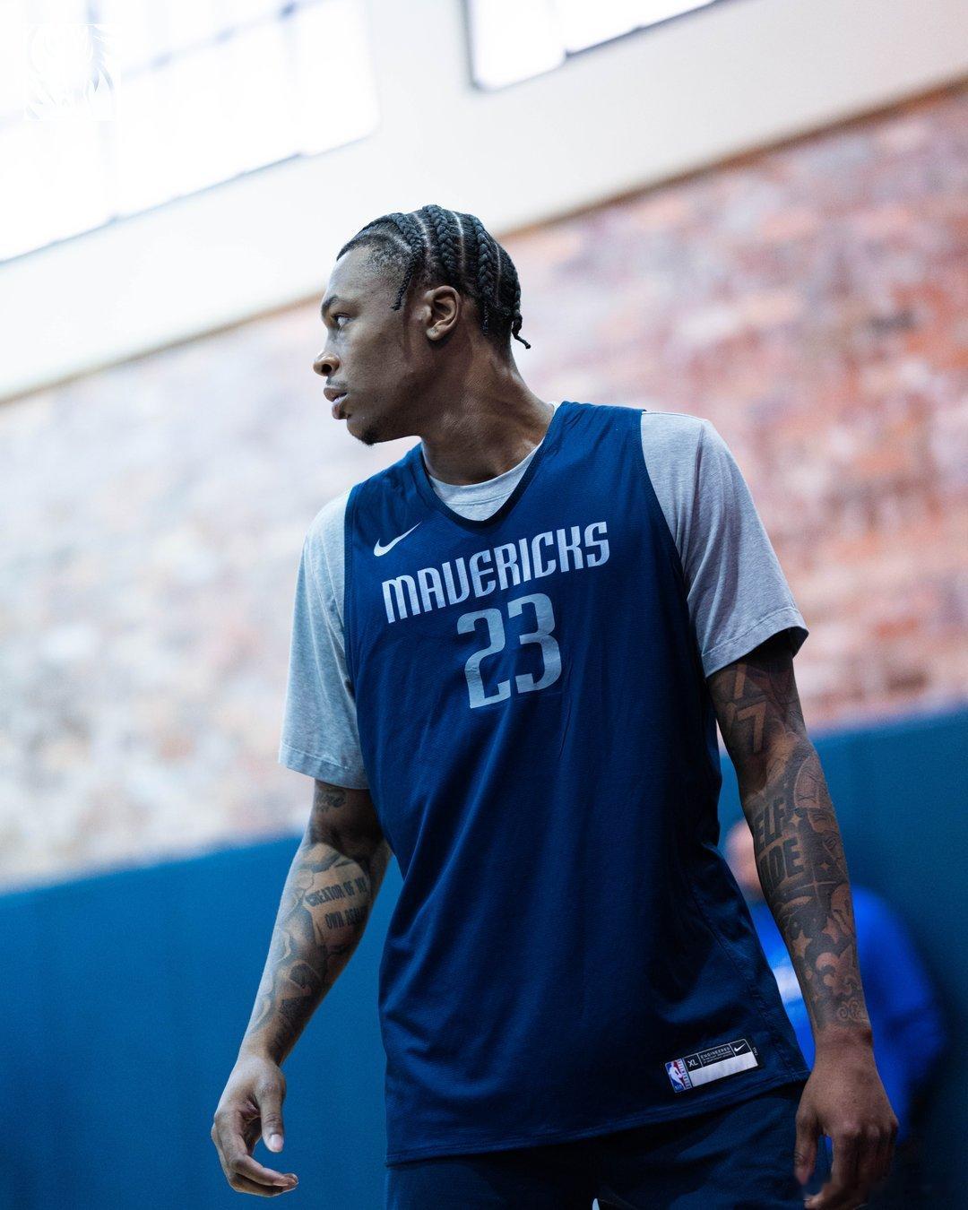 MFFL 我牛球员们继续备战夏季联赛。洛瑞退役米切尔4年2.73亿续约骑士中国男