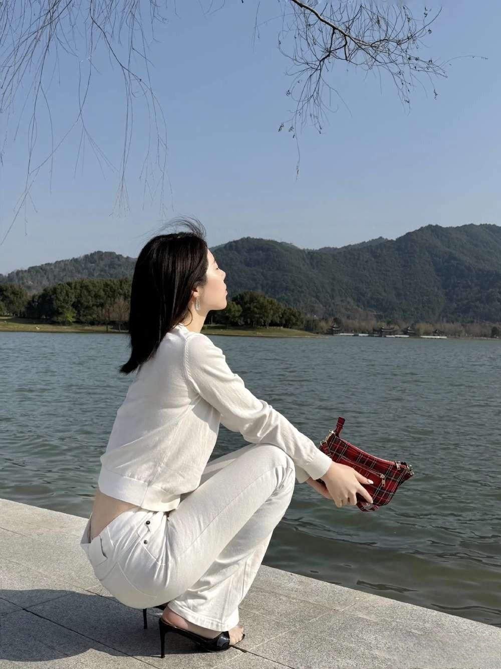 这套是“清新松弛的全白”穿搭，统一色调+微喇版型适配自然场景：
 
- 上衣选了