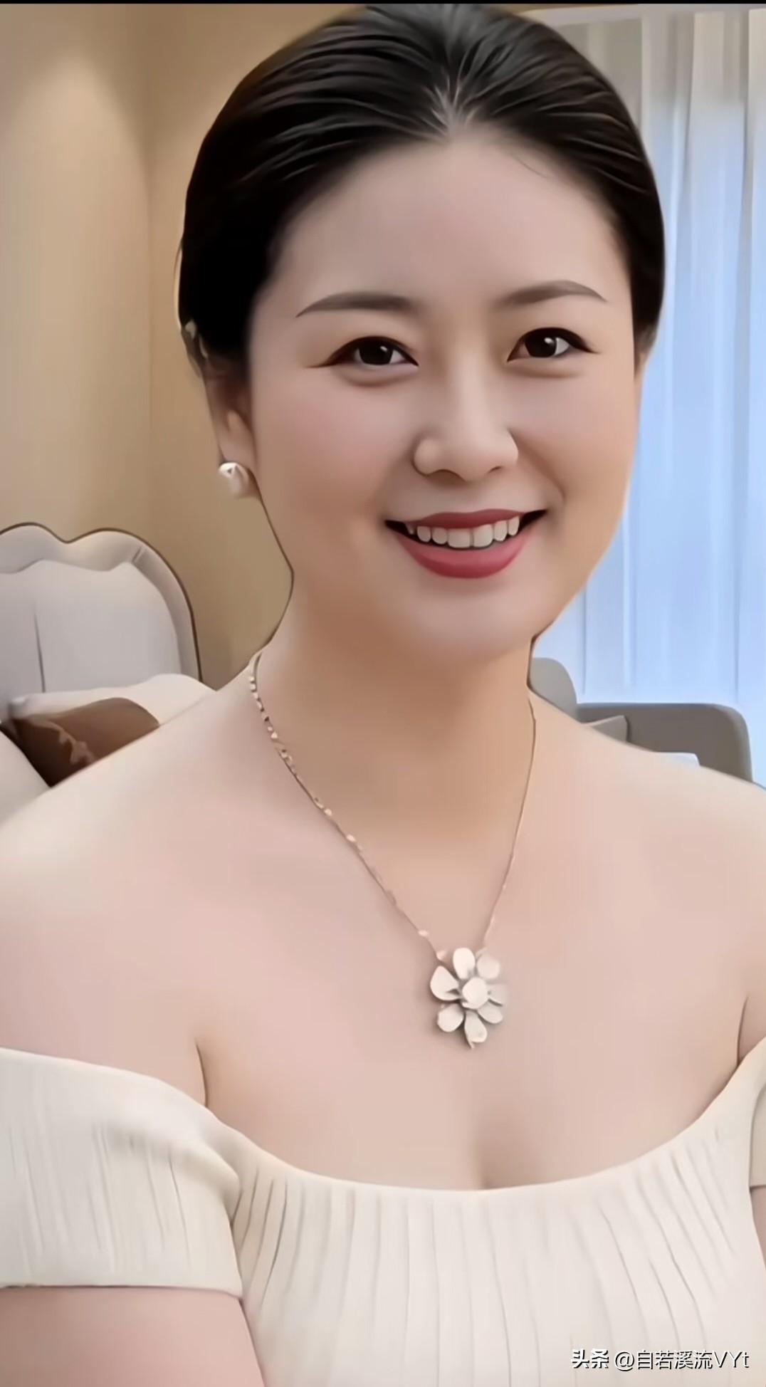 南乡子·嫣然
 
匀鬓敛清光，珠坠轻凝淡淡香。
花饰垂肩添雅韵，端庄，一室温柔漫