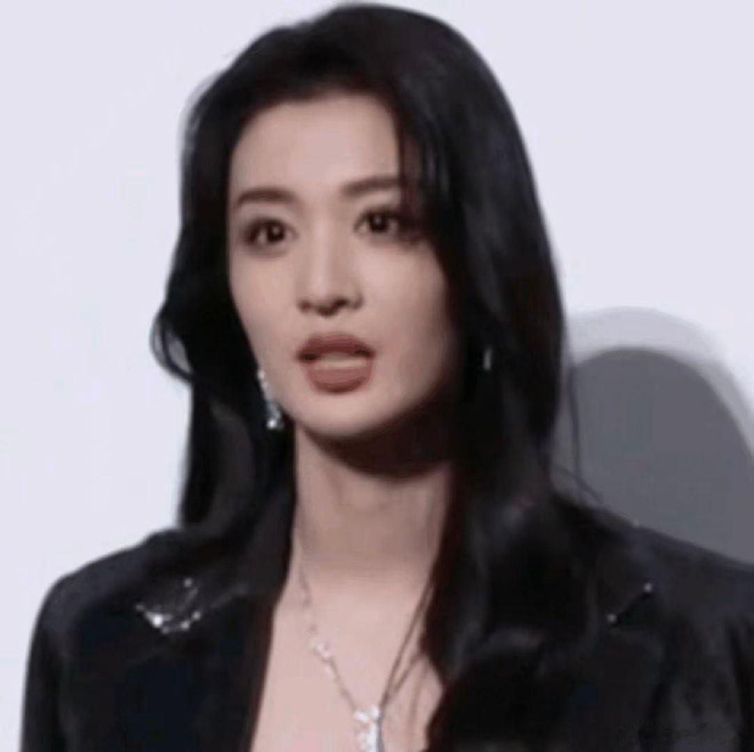 王楚然只能笑卢昱晓不敢笑的原因 王楚然只能笑卢昱晓不敢笑，支持明星表情自由，没必