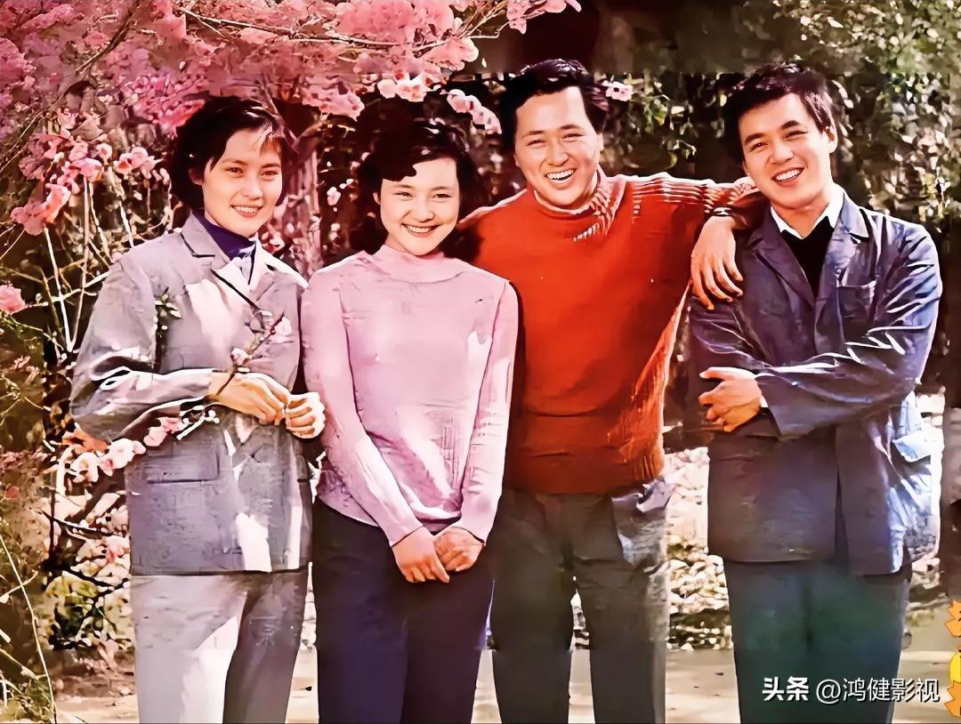 仔细看，那时的宋晓英颜值堪称倾国倾城，自带高级感；左二的是陈冲，花容月貌，十分惹