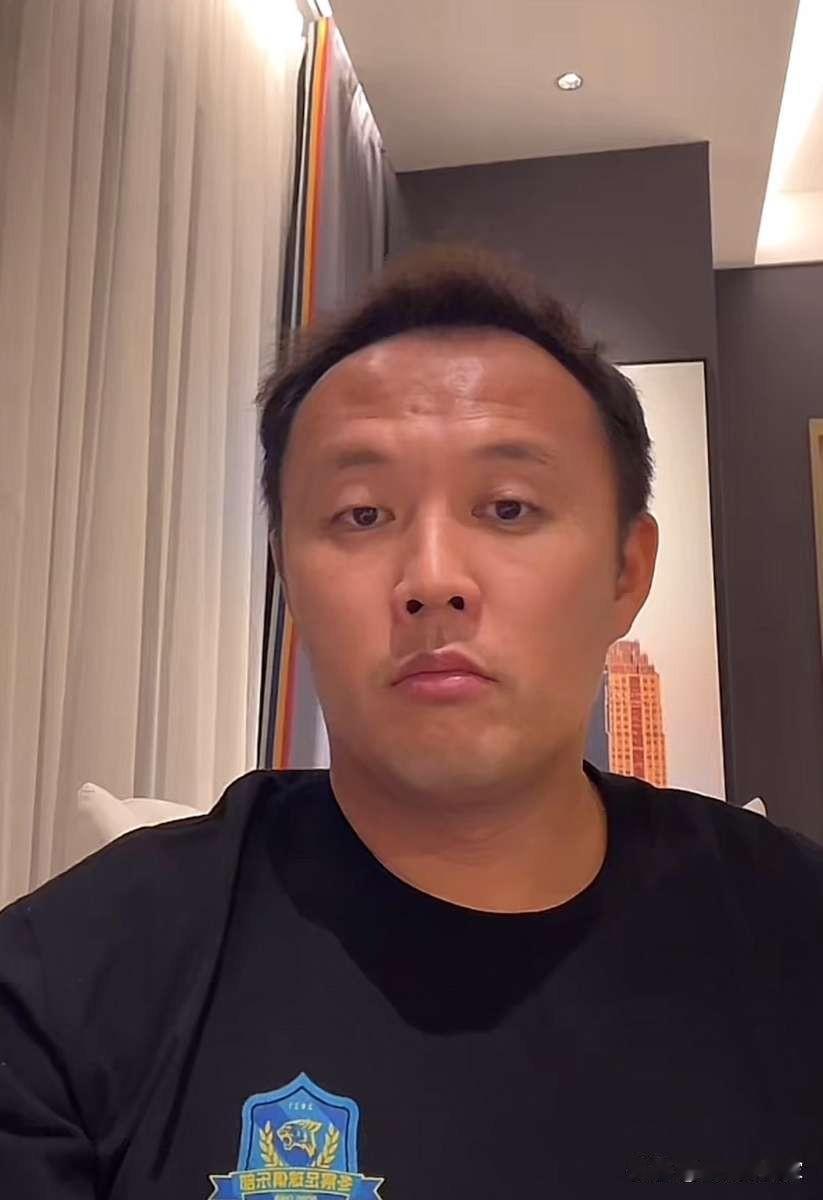 鲁能足校是收费的，家里承受不起。 
这句话我盯着看了半天，愣是没想好怎么接。
一