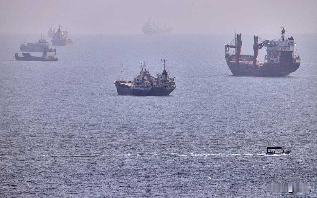 两艘阿联酋船只海峡遇袭，美防长称可通过轮换舰艇无限期封锁伊朗港口
 
综合塔斯社