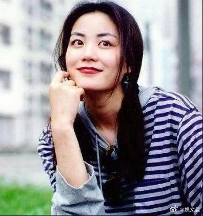 王菲自带成熟时尚气场，优雅飒爽，满满的女王风范。 