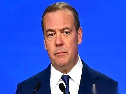 牌桌上，有人直接把煤气罐抱上来了。
你没看错，就是那种能把整栋楼送上天的煤气罐。